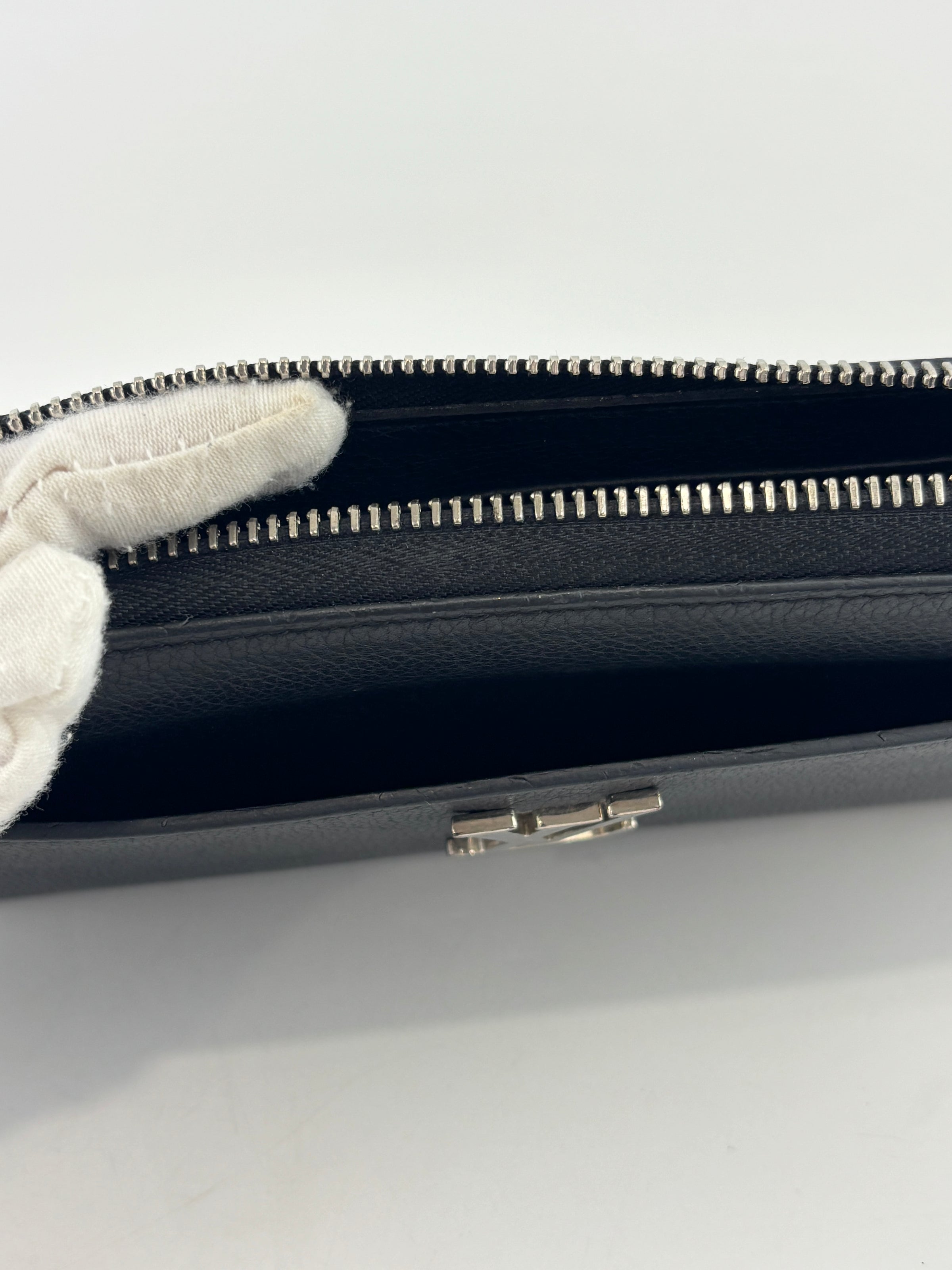 M62622 Lockme Zippy Wallet Black