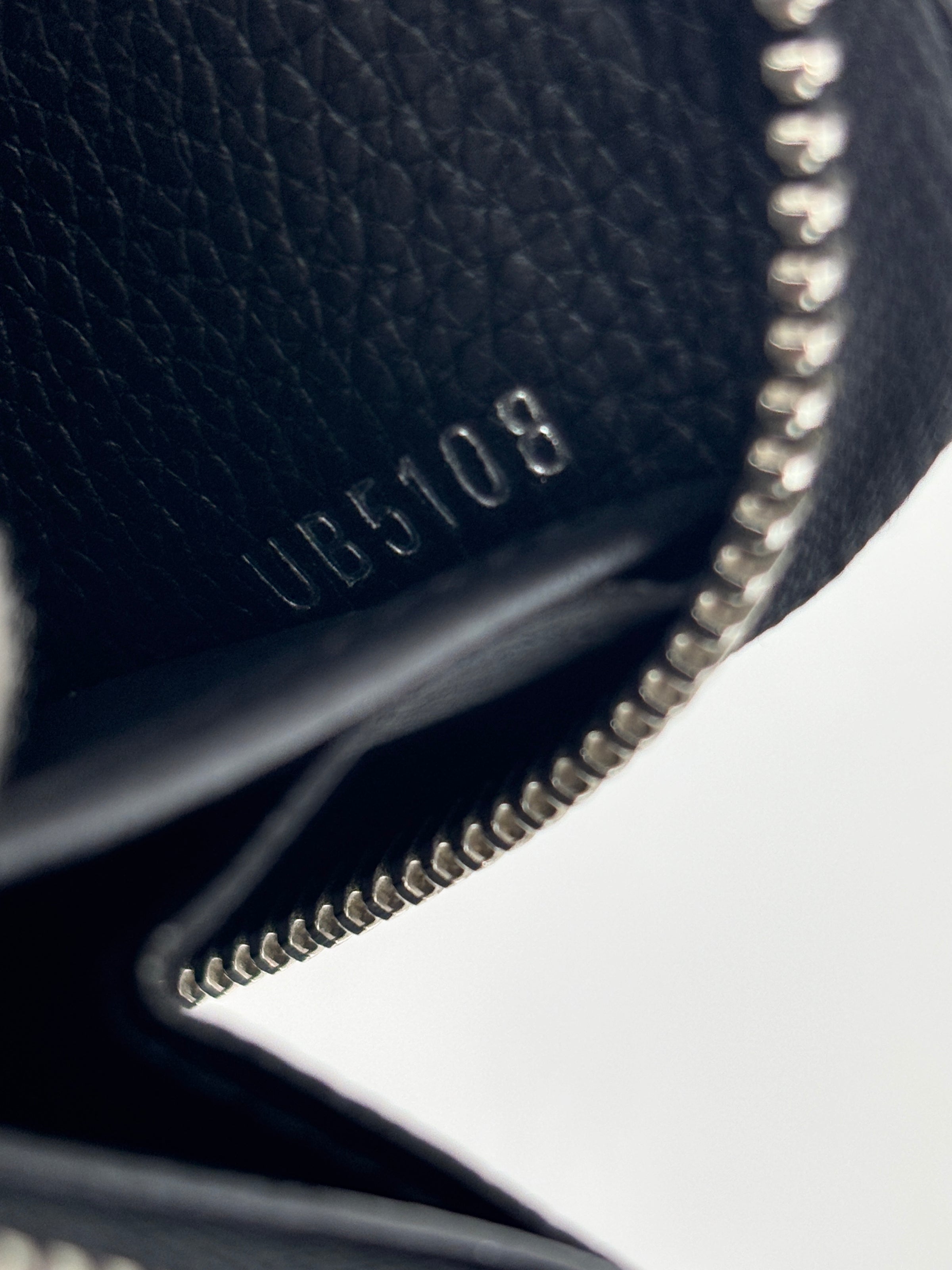 M62622 Lockme Zippy Wallet Black