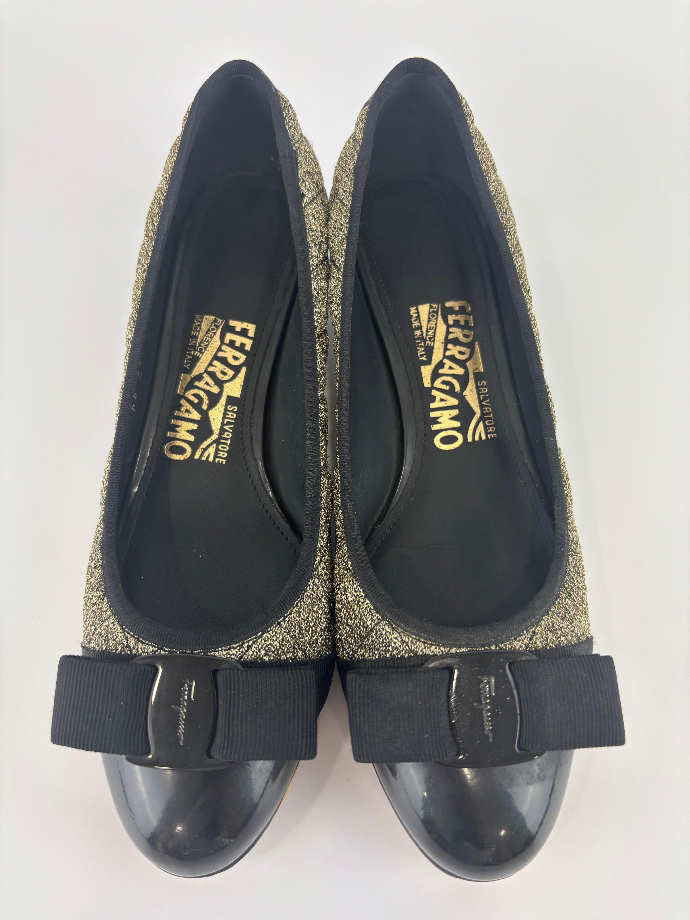 Vara Bow Accent Pumps Gold & Black Metallic Fabric Black Patent Leather Size 6D