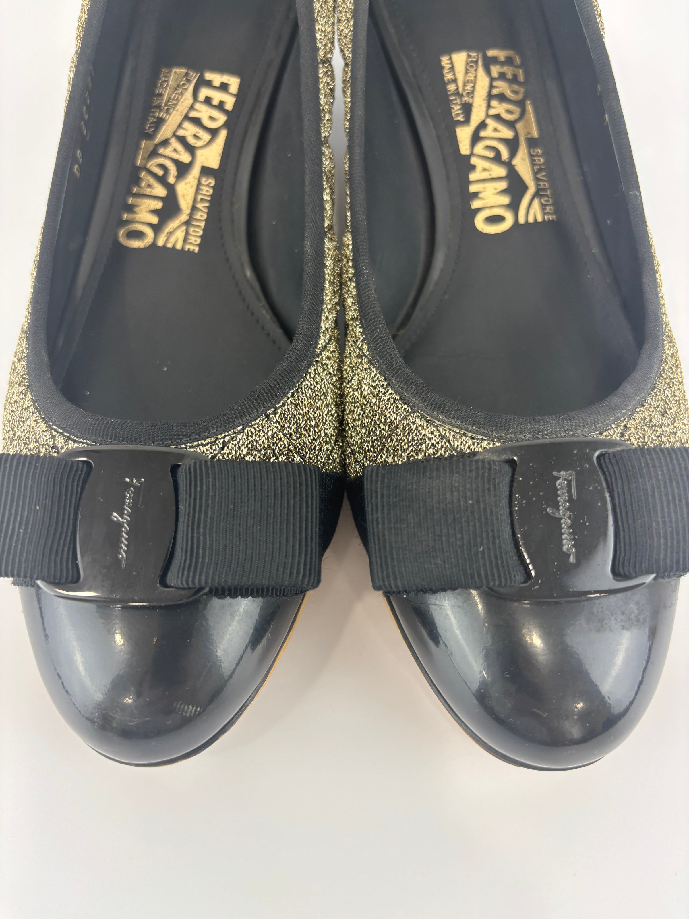 Vara Bow Accent Pumps Gold & Black Metallic Fabric Black Patent Leather Size 6D