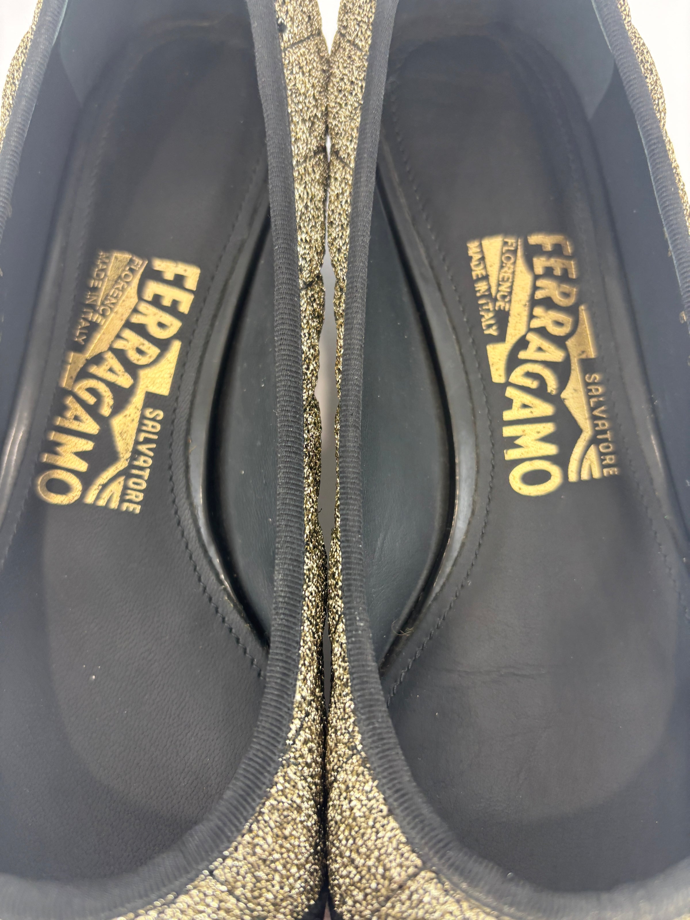 Vara Bow Accent Pumps Gold & Black Metallic Fabric Black Patent Leather Size 6D