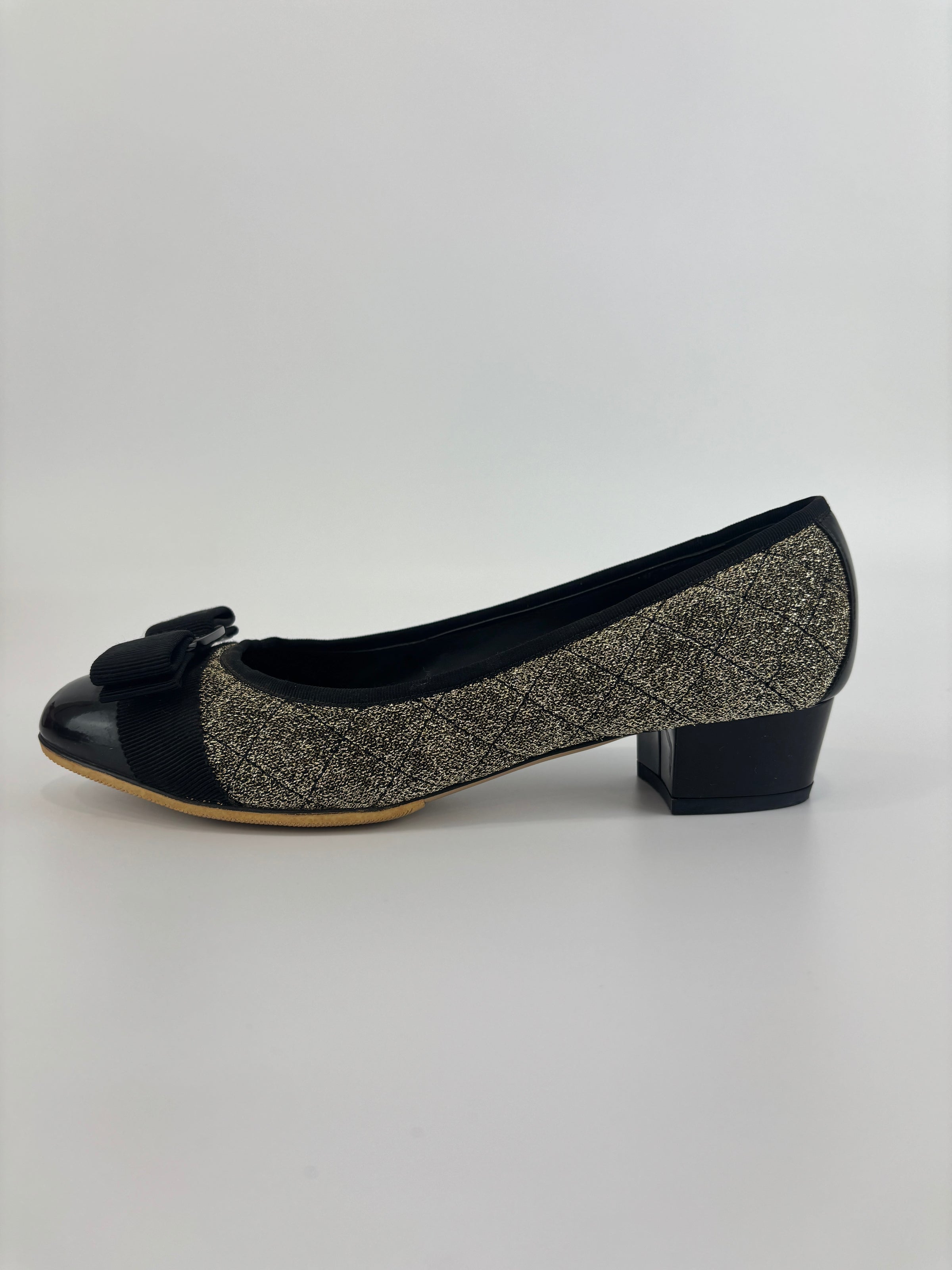 Vara Bow Accent Pumps Gold & Black Metallic Fabric Black Patent Leather Size 6D