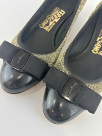 Vara Bow Accent Pumps Gold & Black Metallic Fabric Black Patent Leather Size 6D