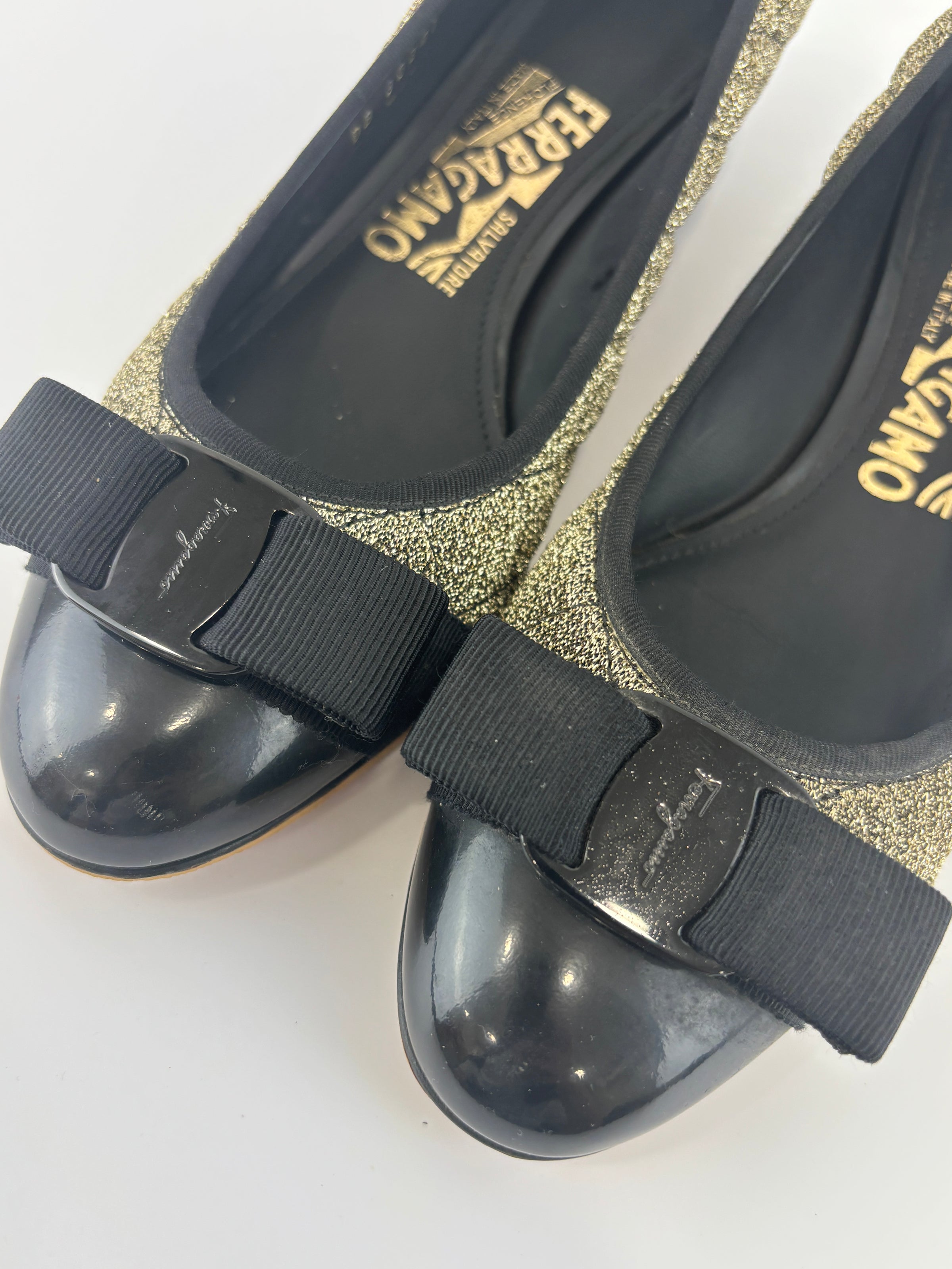 Vara Bow Accent Pumps Gold & Black Metallic Fabric Black Patent Leather Size 6D