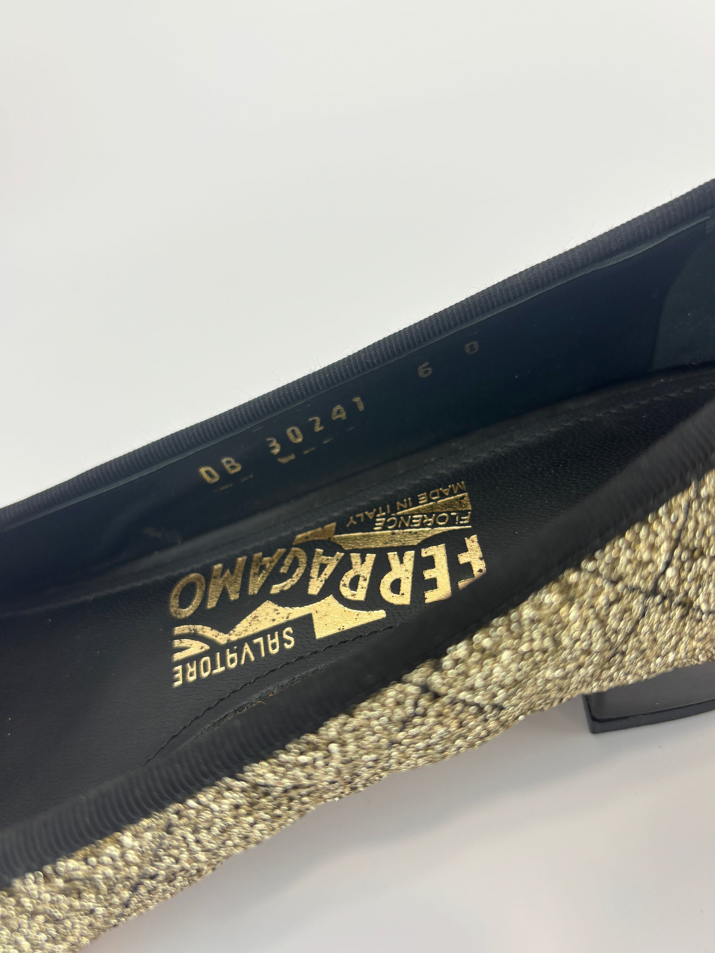 Vara Bow Accent Pumps Gold & Black Metallic Fabric Black Patent Leather Size 6D