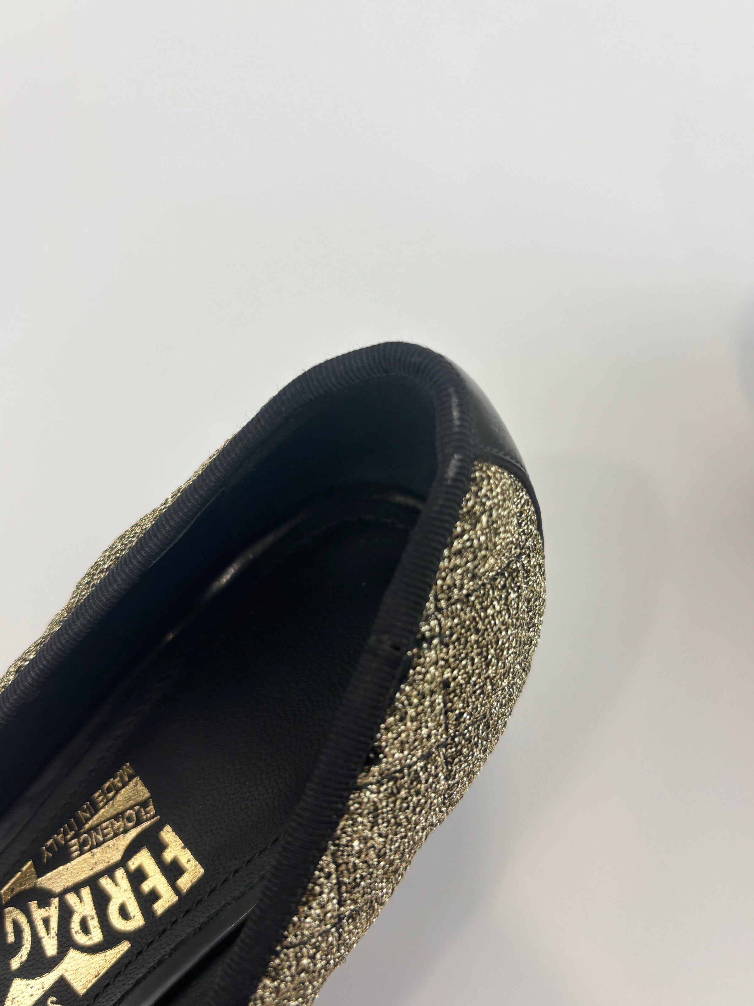 Vara Bow Accent Pumps Gold & Black Metallic Fabric Black Patent Leather Size 6D