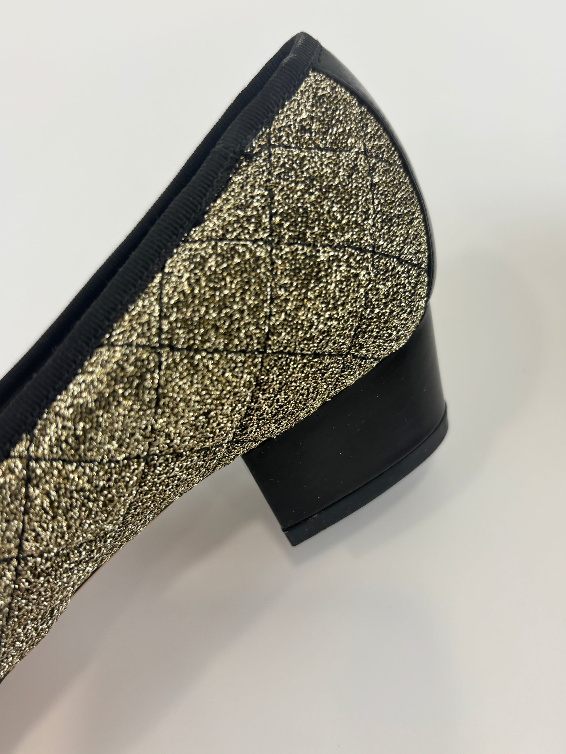 Vara Bow Accent Pumps Gold & Black Metallic Fabric Black Patent Leather Size 6D