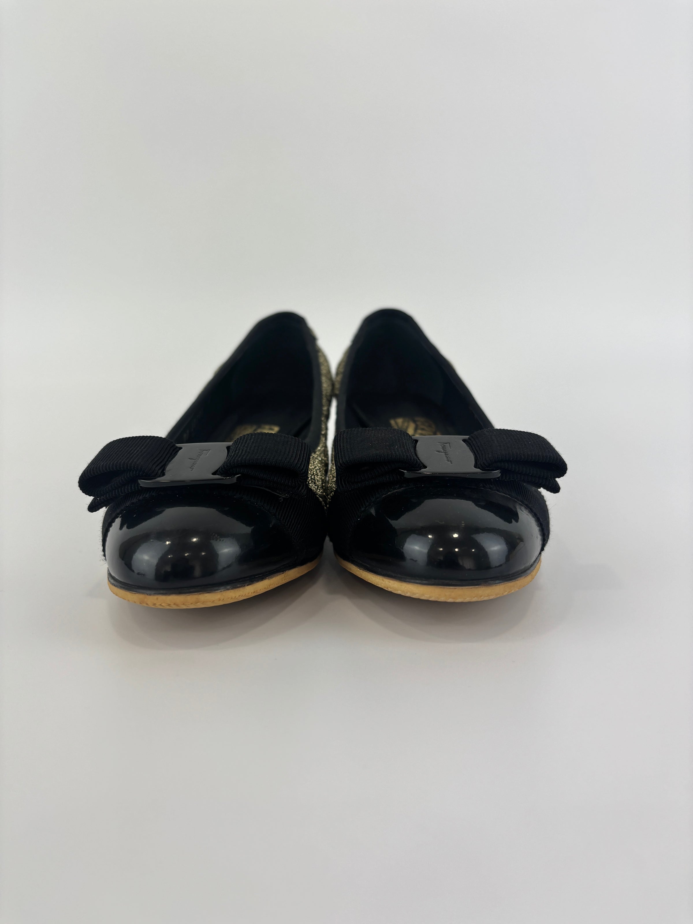 Vara Bow Accent Pumps Gold & Black Metallic Fabric Black Patent Leather Size 6D