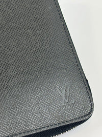 Ardoise Taiga Leather Vertical Zippy Wallet in Dark Grey
