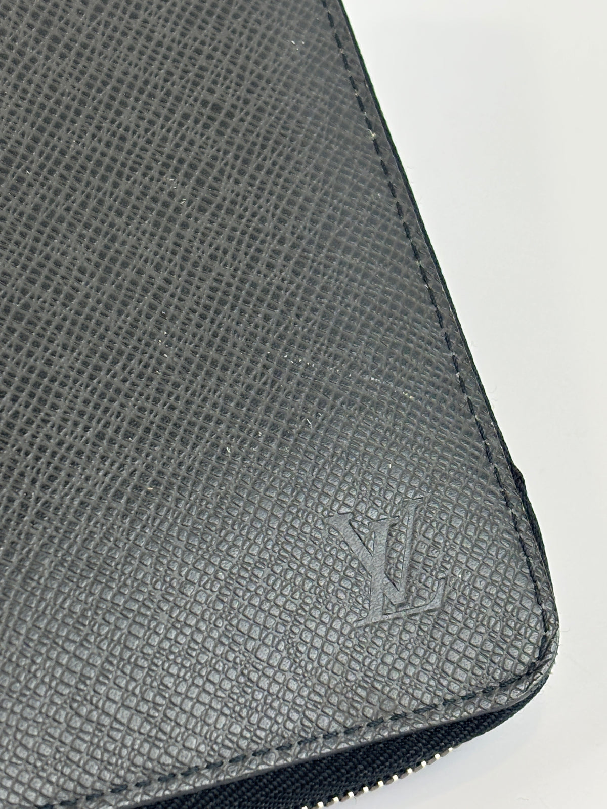 Ardoise Taiga Leather Vertical Zippy Wallet in Dark Grey
