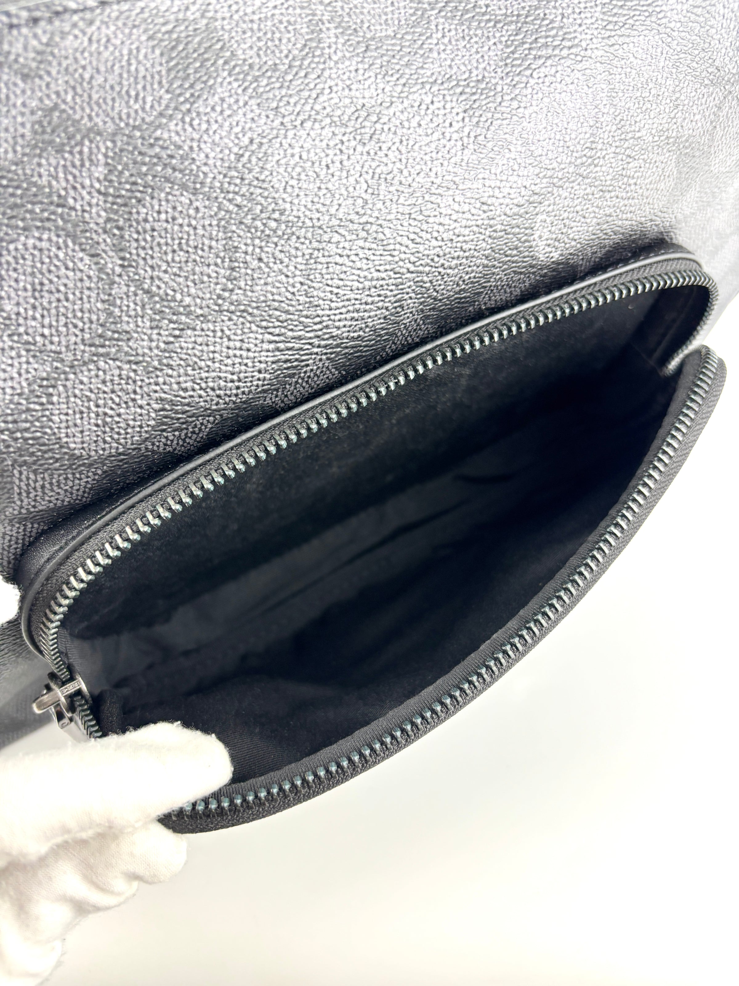 CCG18 Finn Crossbody Bag With Pockets In Signature Canvas Black