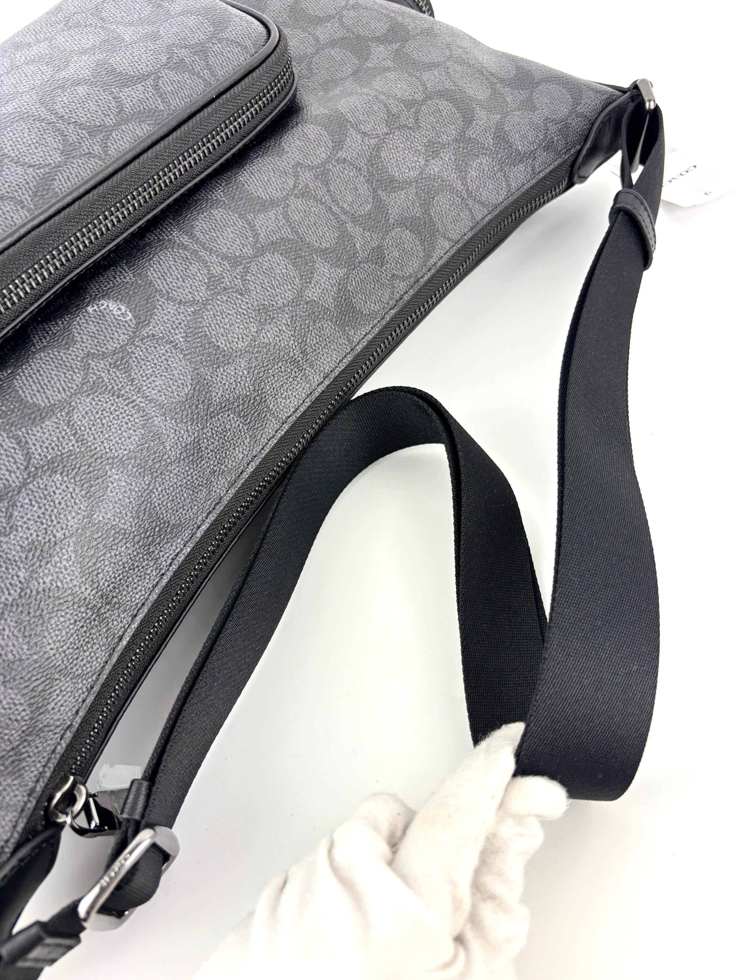 CCG18 Finn Crossbody Bag With Pockets In Signature Canvas Black