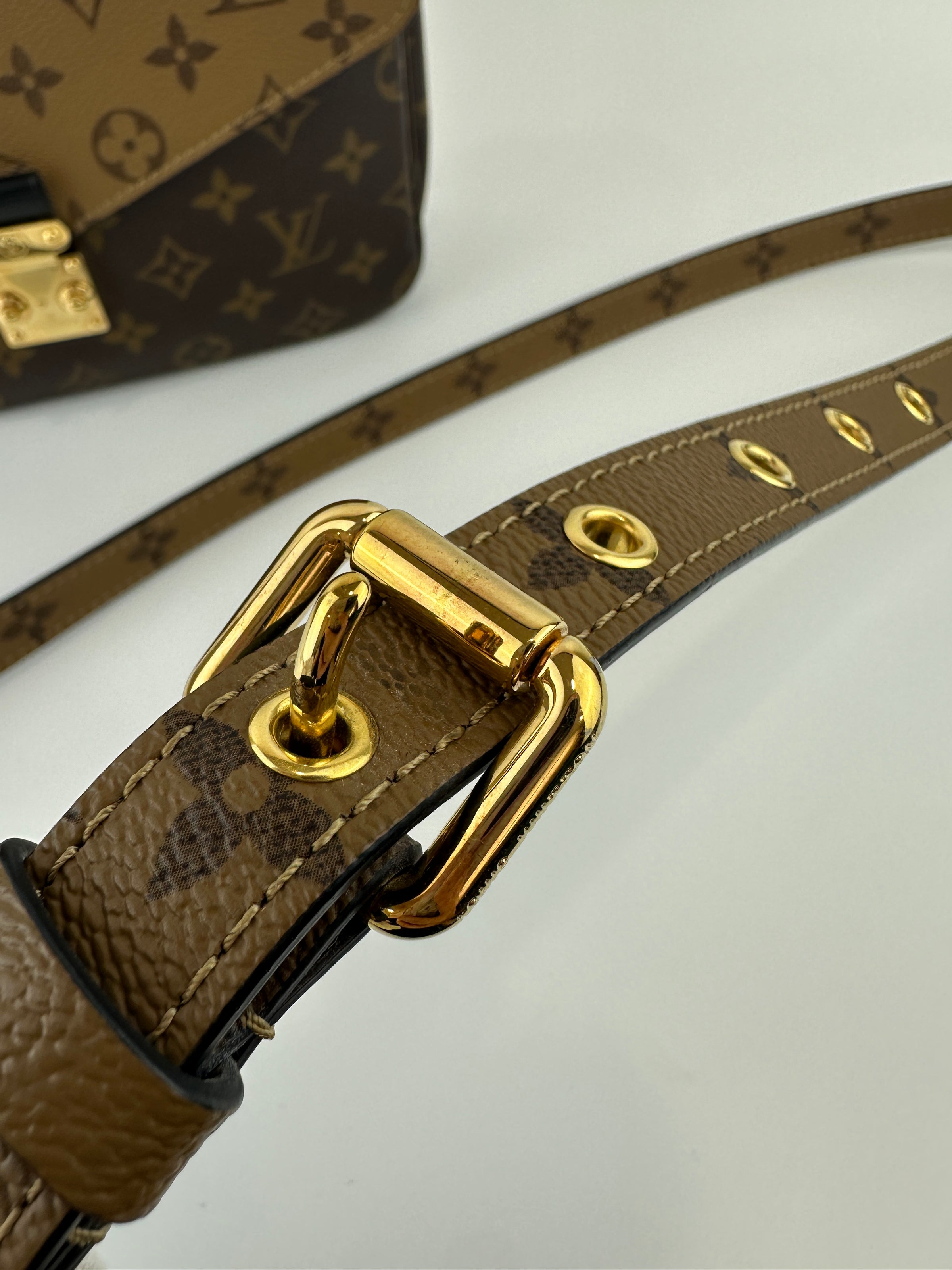 M44876 Pochette Metis Reverse Monogram (RFID)