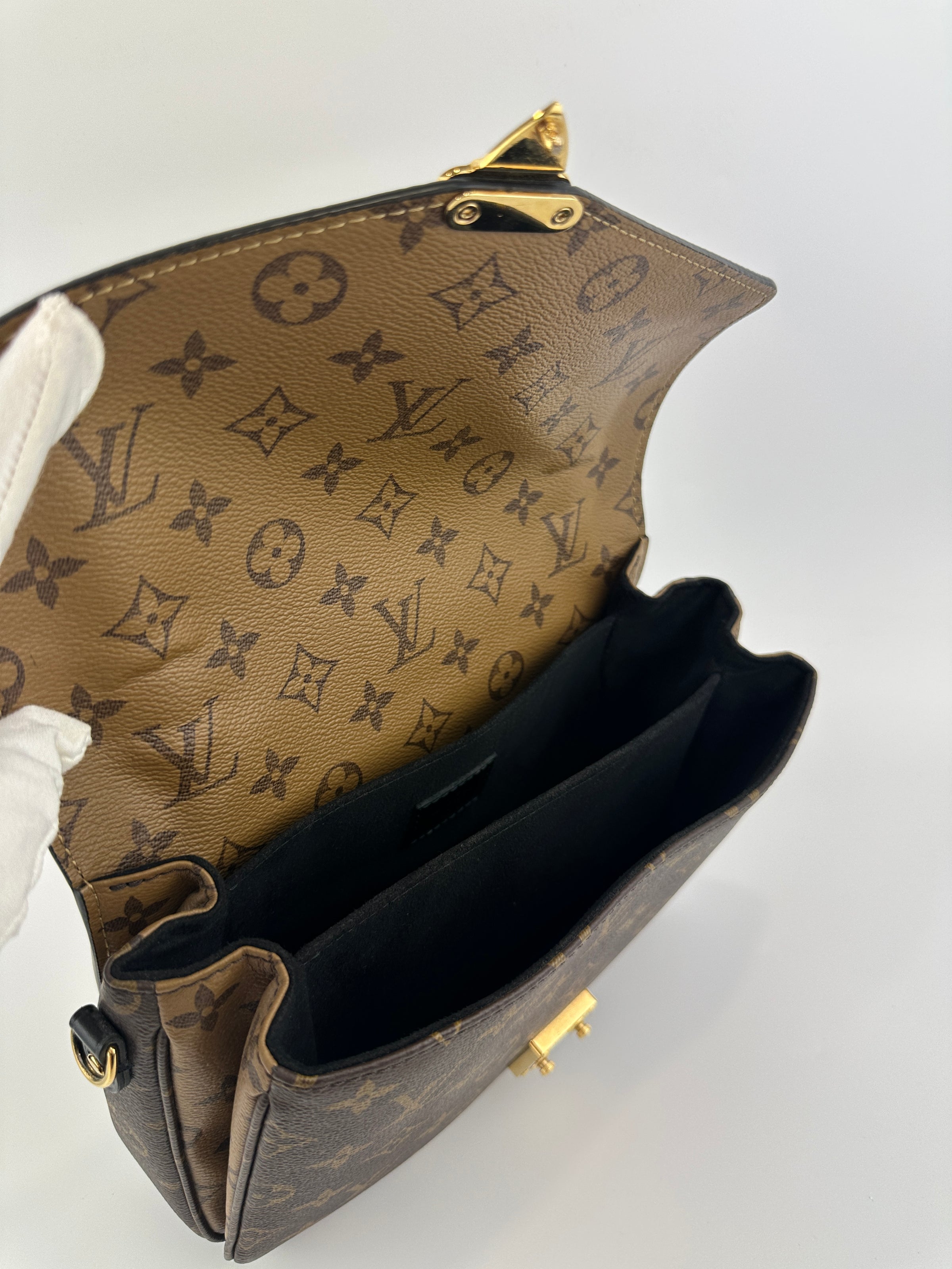 M44876 Pochette Metis Reverse Monogram (RFID)