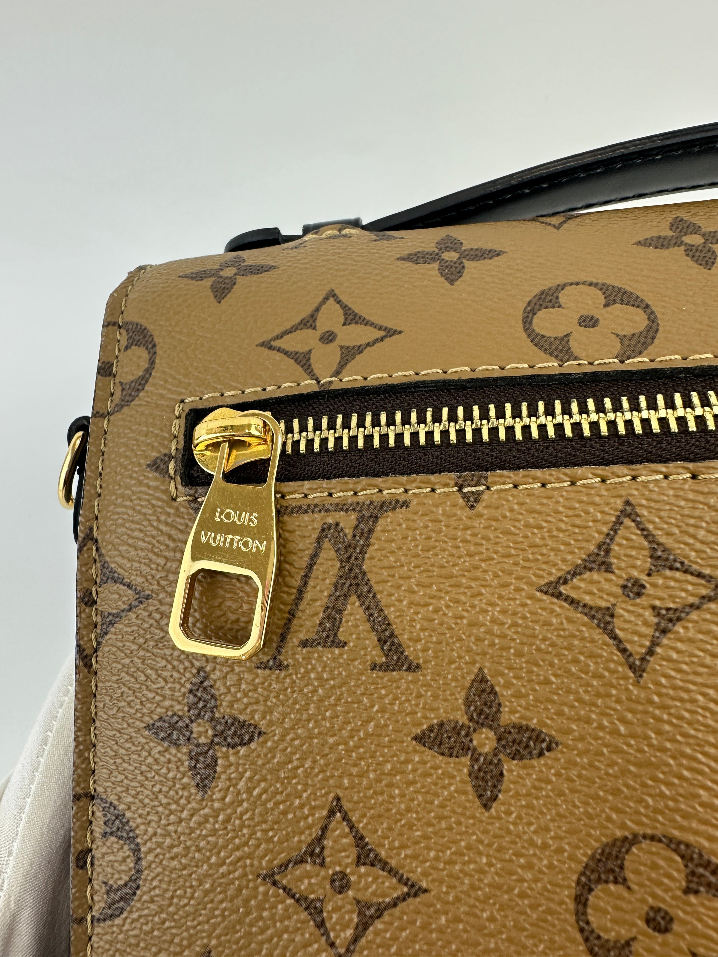 M44876 Pochette Metis Reverse Monogram (RFID)
