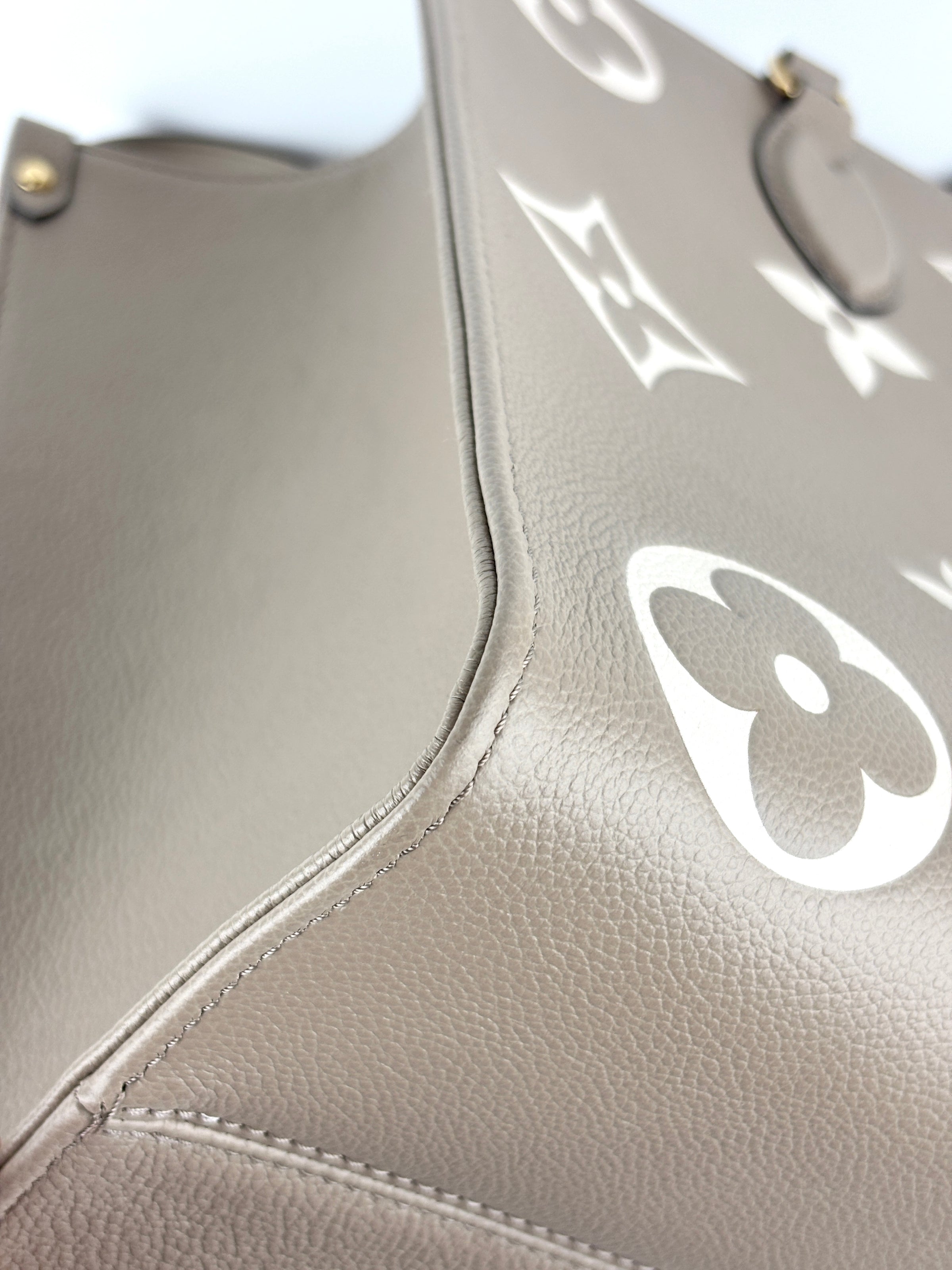 M45494 OnTheGo MM Bicolor Monogram Empreinte Leather Tourterelle / Crème - Glampot