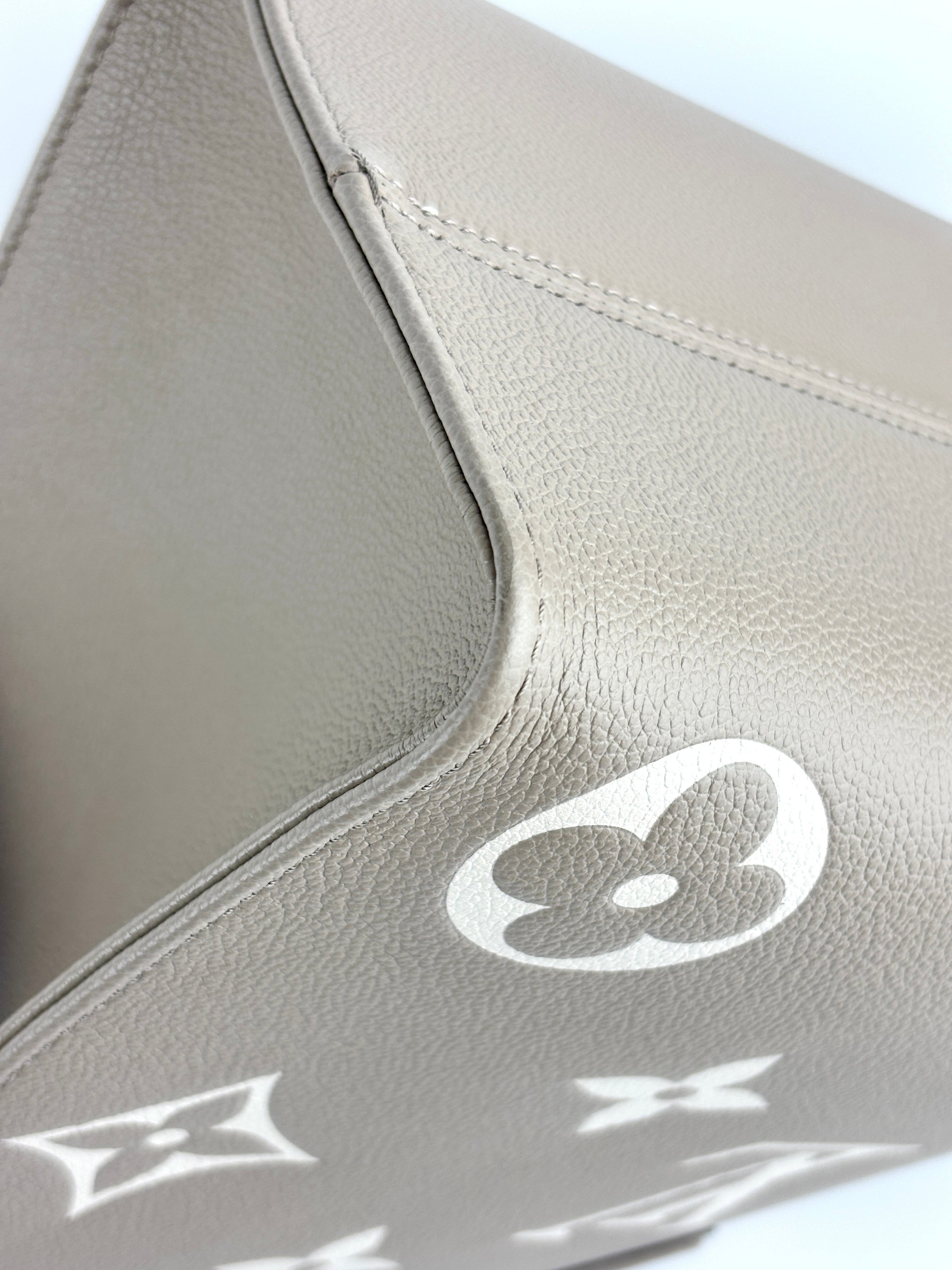 M45494 OnTheGo MM Bicolor Monogram Empreinte Leather Tourterelle / Crème - Glampot