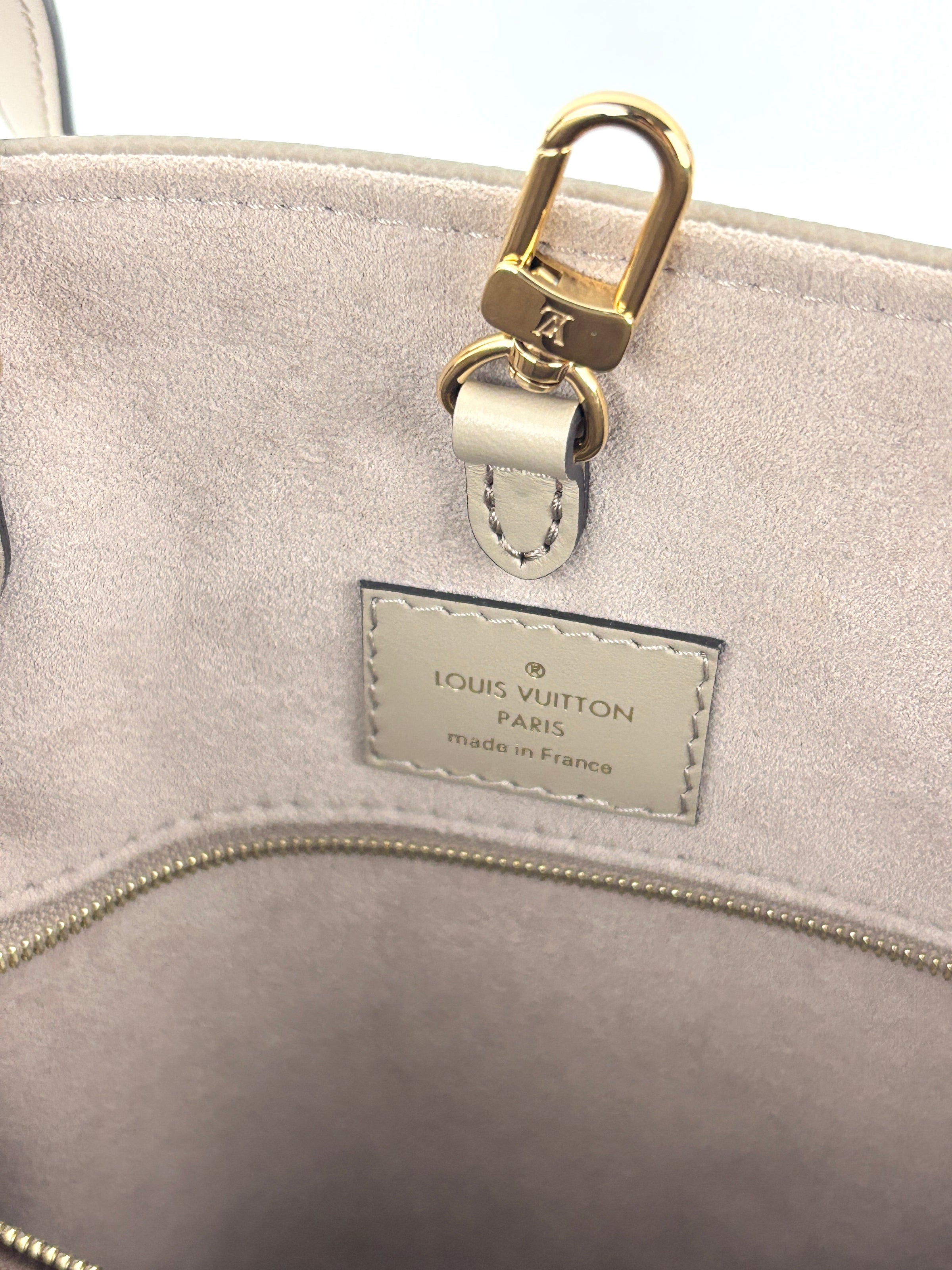 M45494 OnTheGo MM Bicolor Monogram Empreinte Leather Tourterelle / Crème - Glampot