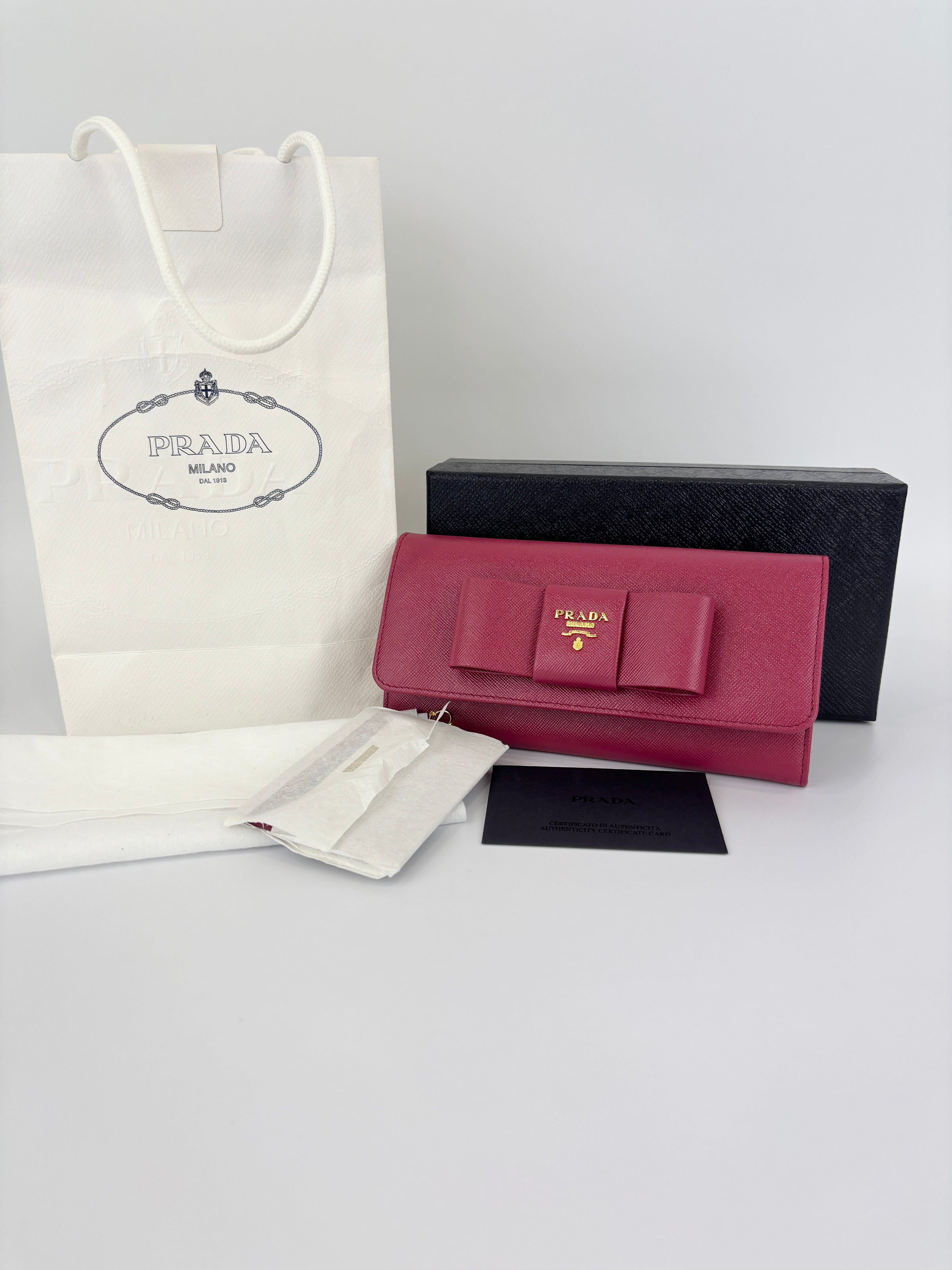 1M1132 Saffiano Fuoco Ibisco Bow Continental Wallet