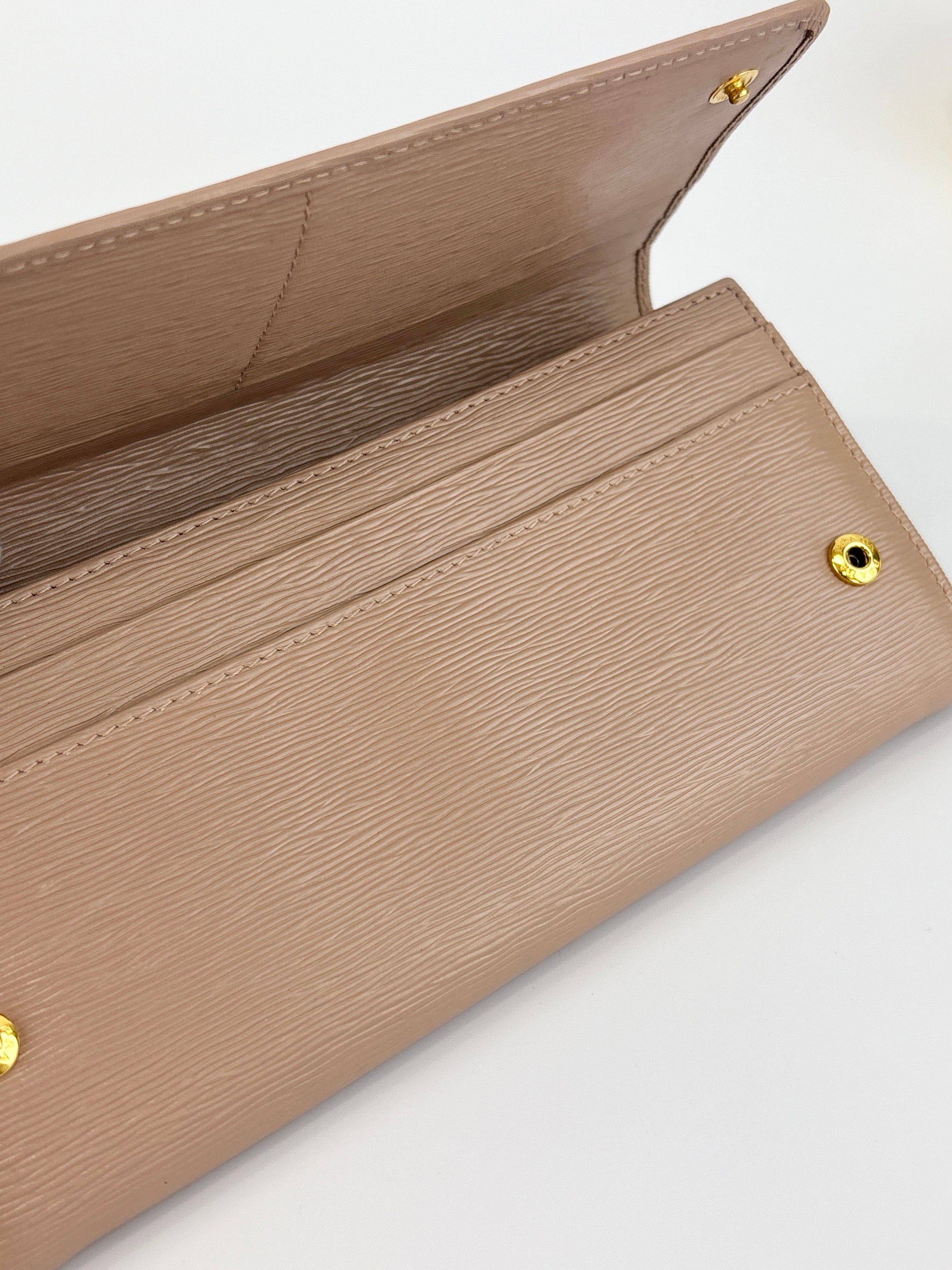 1M1132 Cammeo Vitello Move Leather Continental Wallet