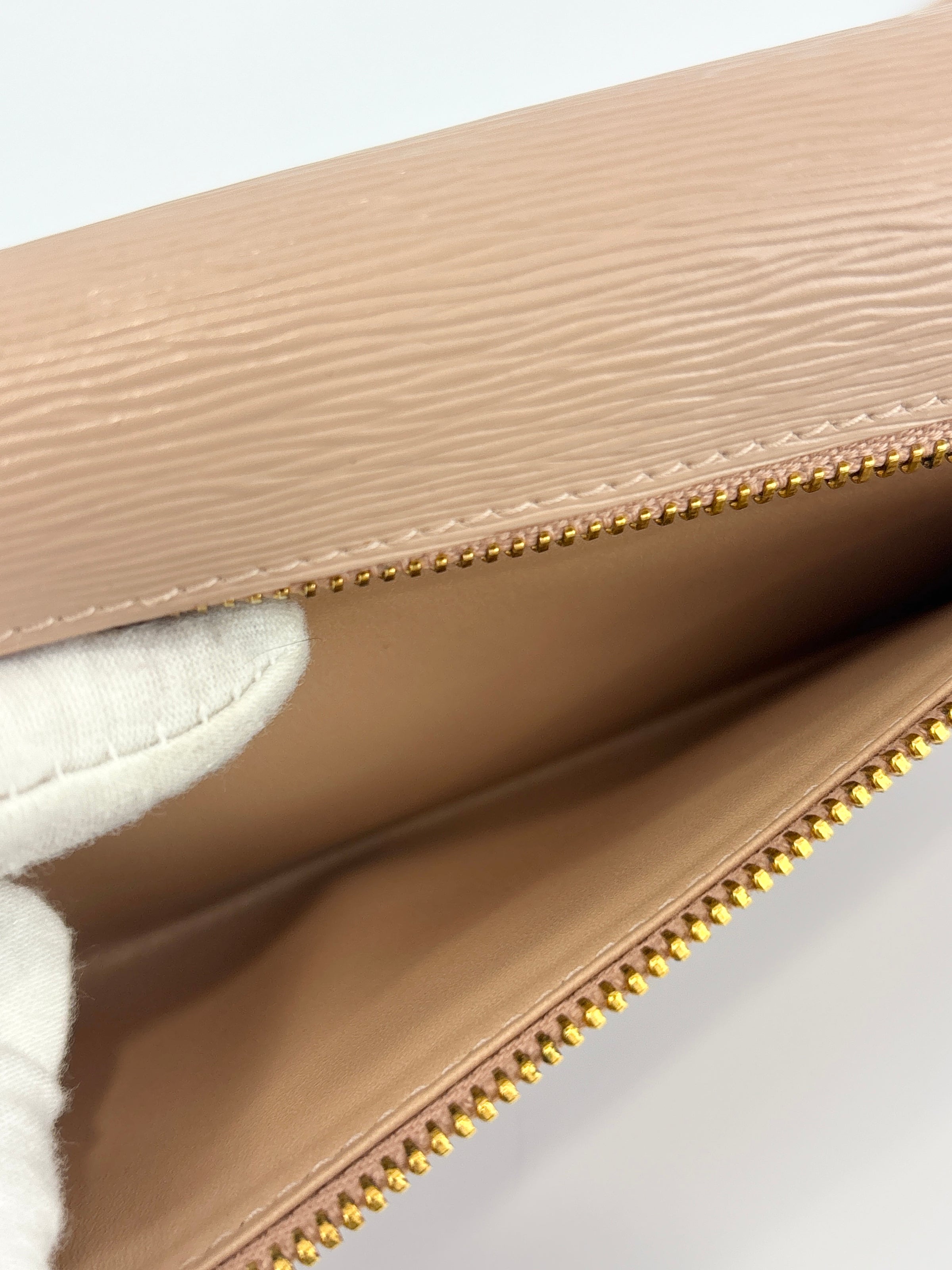 1M1132 Cammeo Vitello Move Leather Continental Wallet