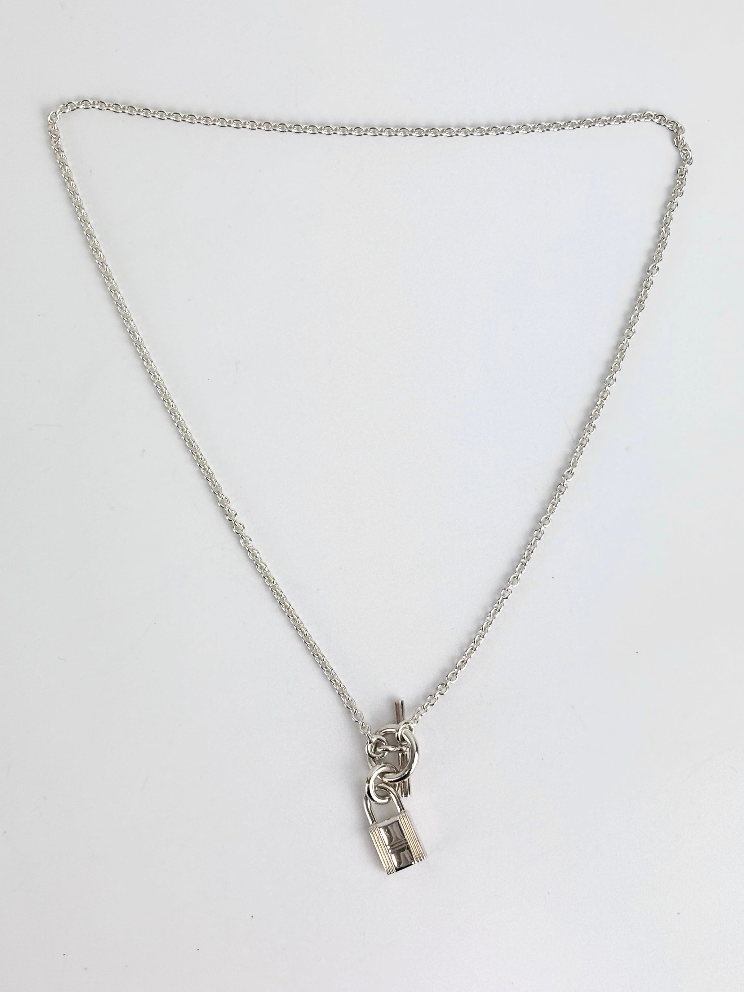 Kelly Cadenas Pendant Necklace - Glampot