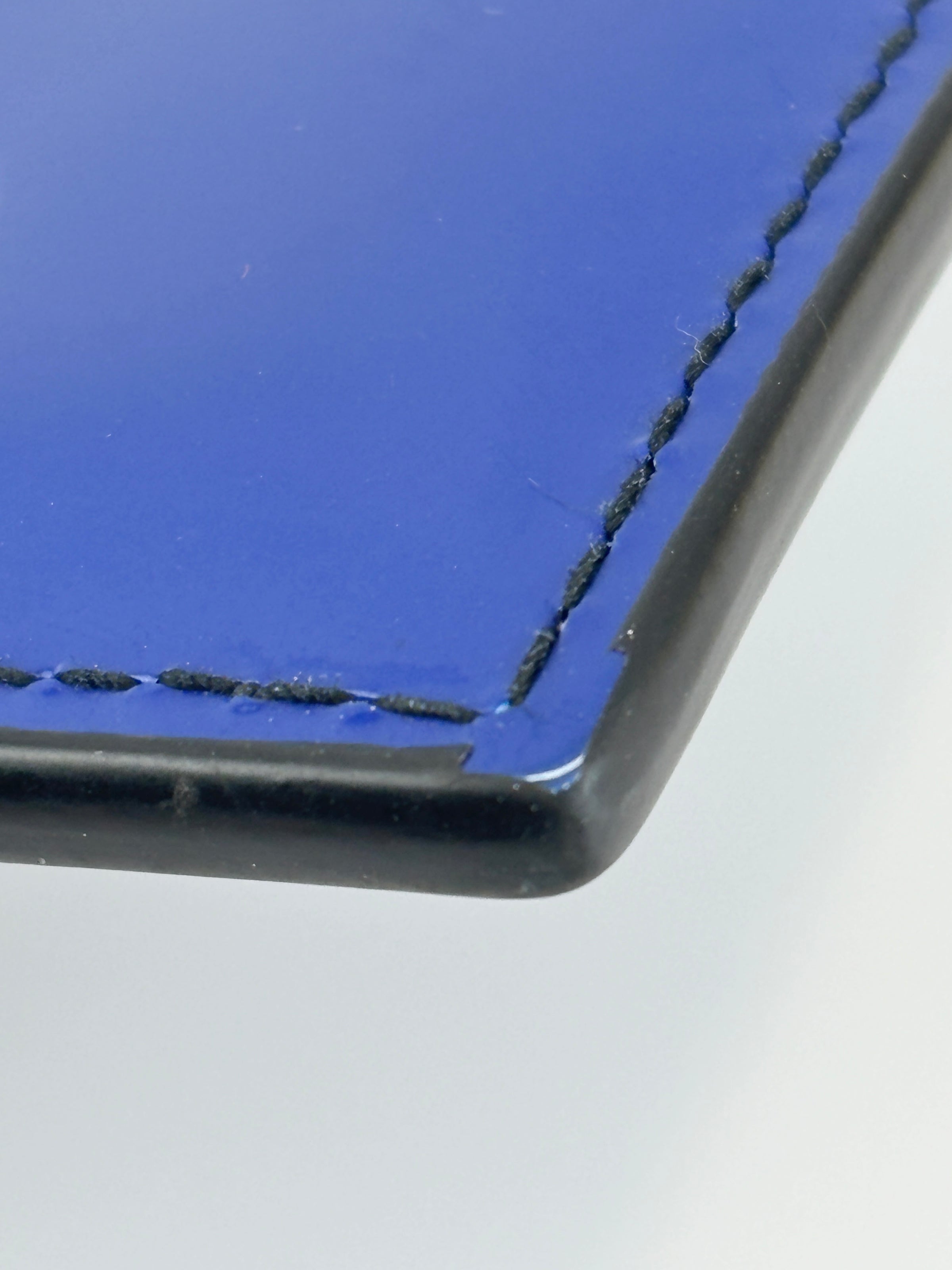 Cut-Out Detail Card Holder Black Calfskin / Blue Patent