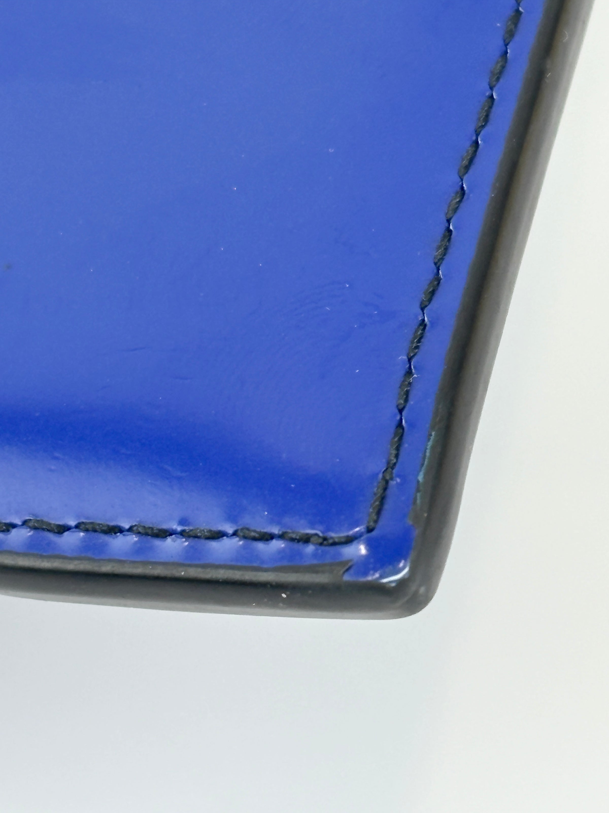 Cut-Out Detail Card Holder Black Calfskin / Blue Patent