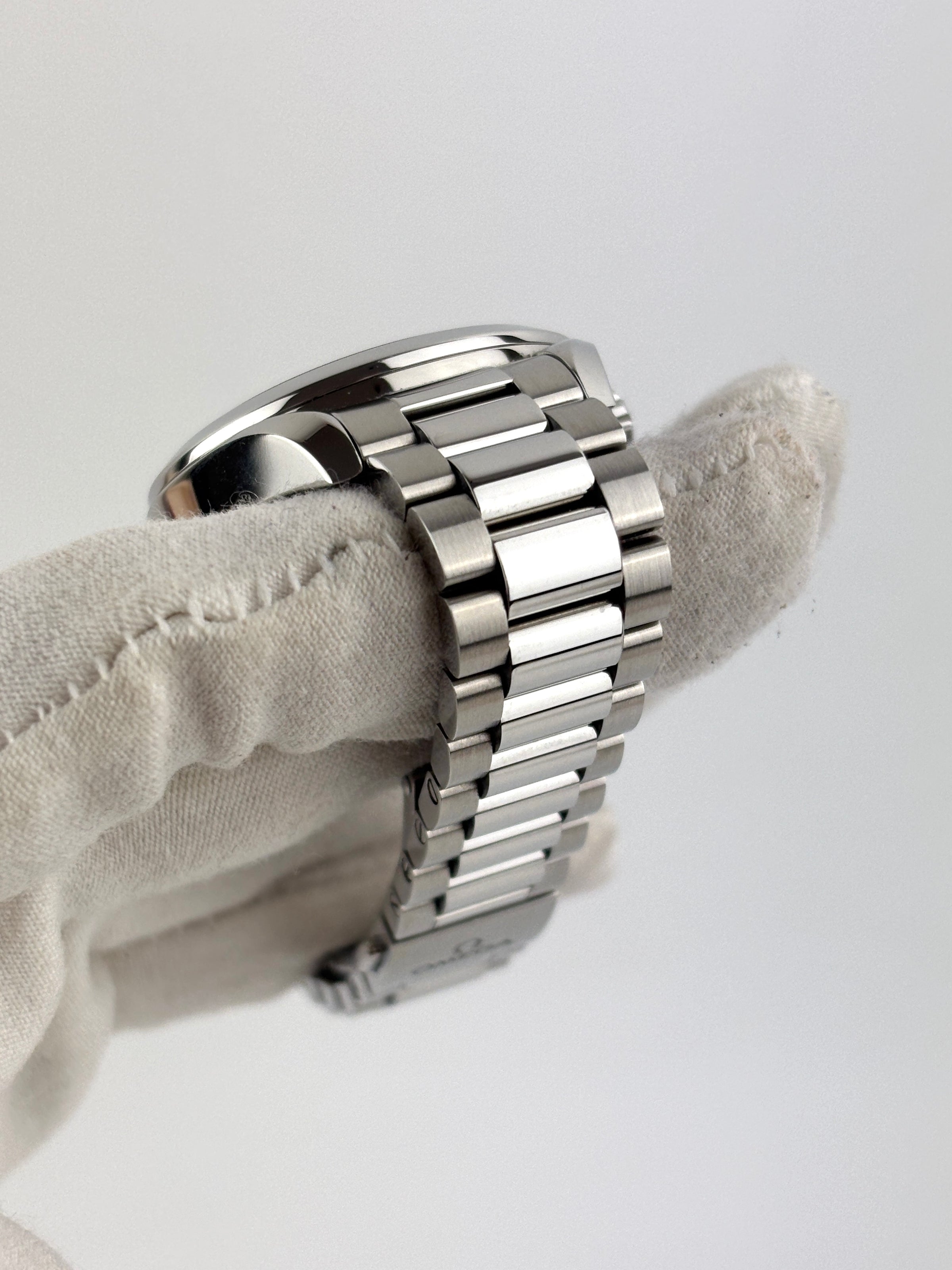 Seamaster Aqua Terra Shades 34mm Steel on Steel in Sandstone