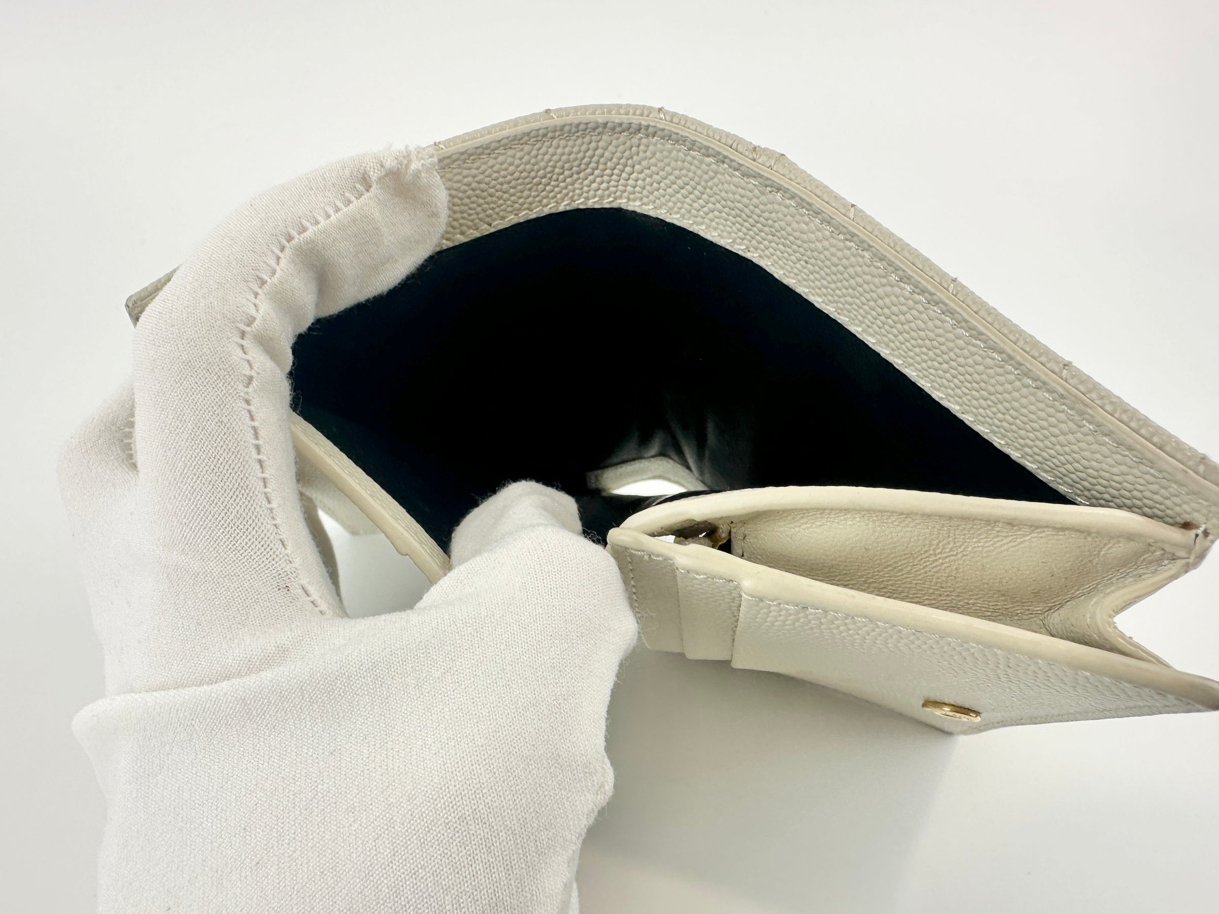 668290 Cassandre Matelassé Flap Grain de Poudre Leather Blanc Vintage Card Case GHW