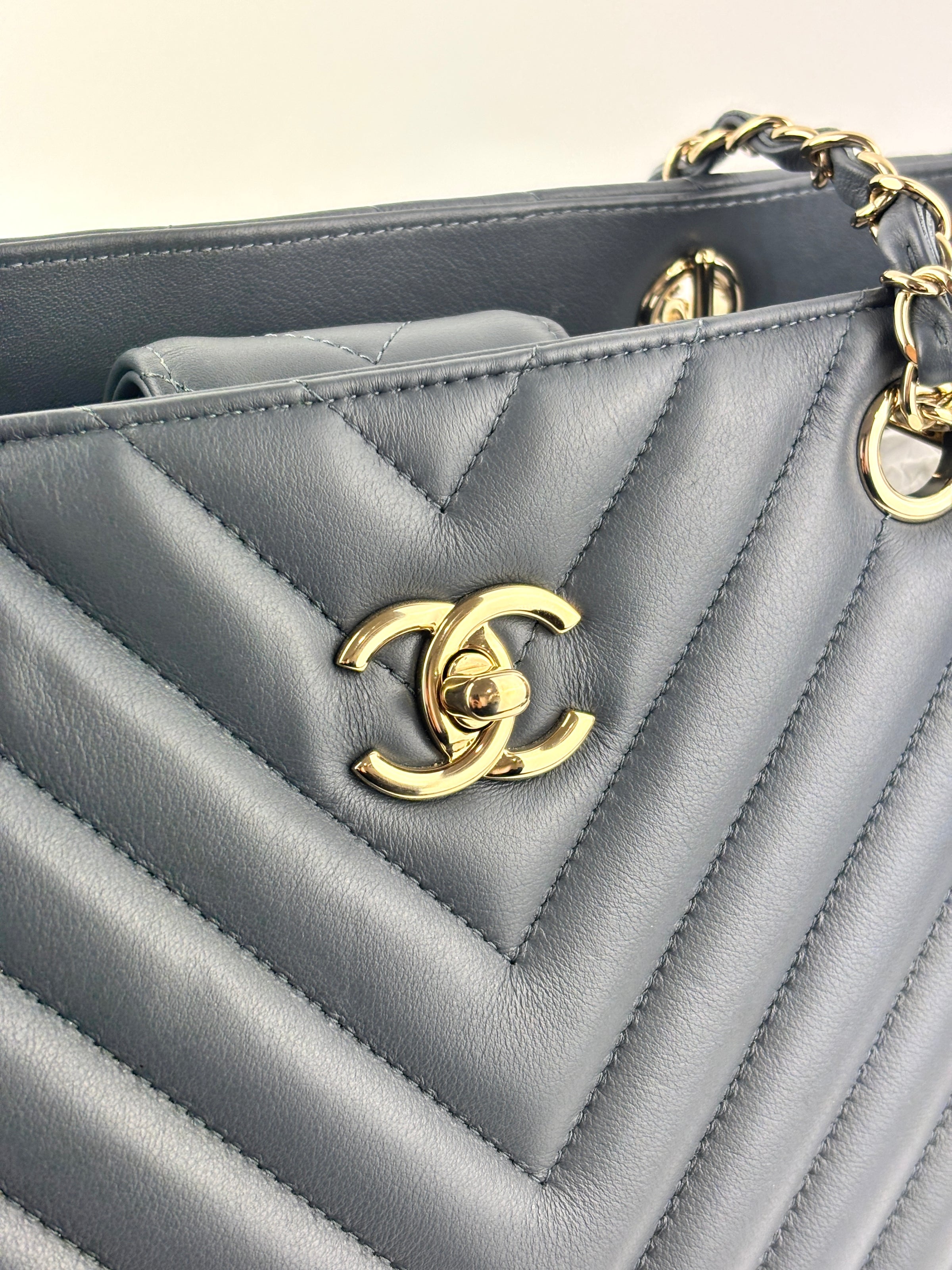 Chevron Quilted Shopping Tote Grey LGHW