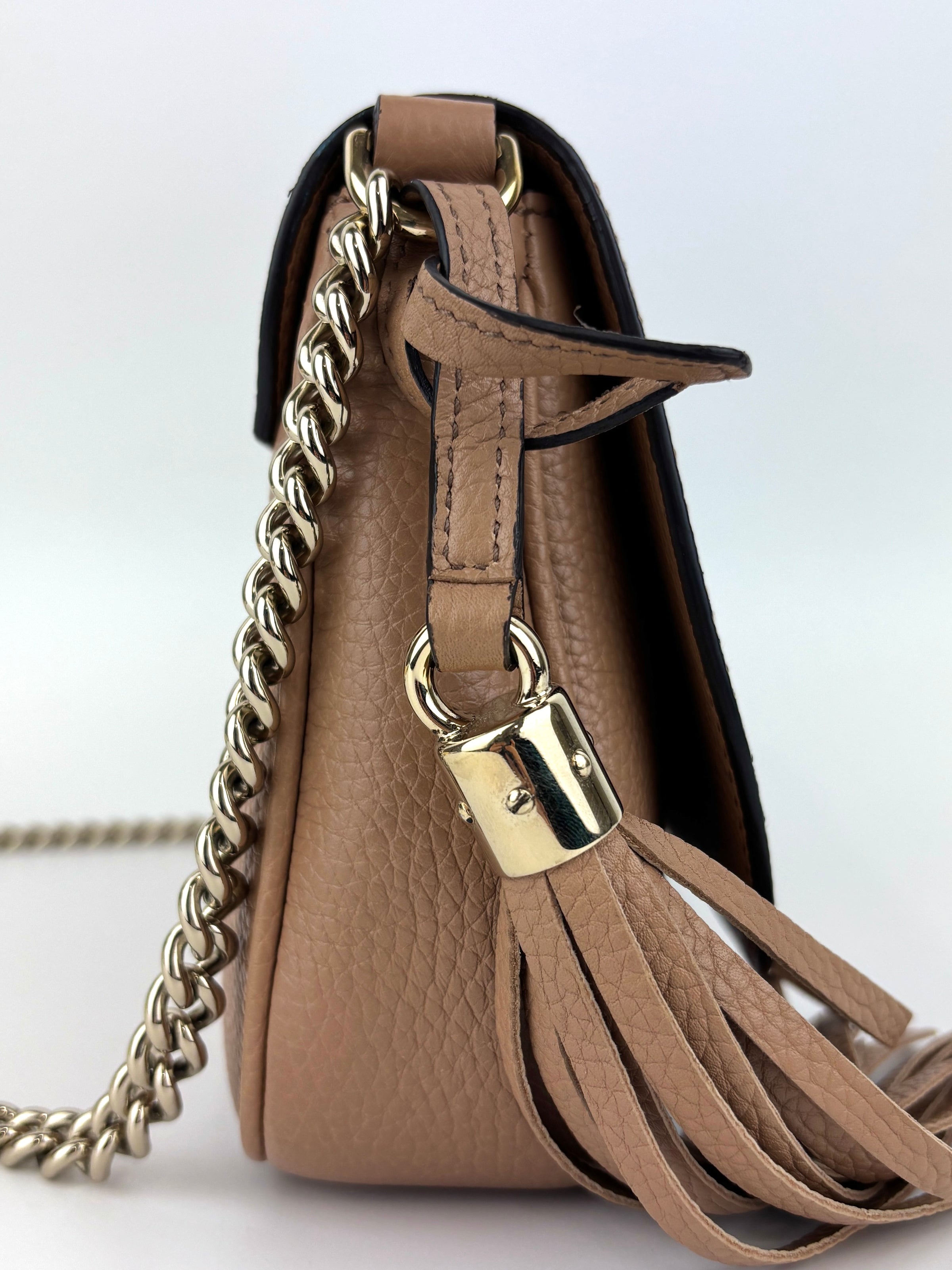 Soho Interlocking G Chain Shoulder Bag Camelia Beige - Glampot