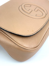 Soho Interlocking G Chain Shoulder Bag Camelia Beige - Glampot