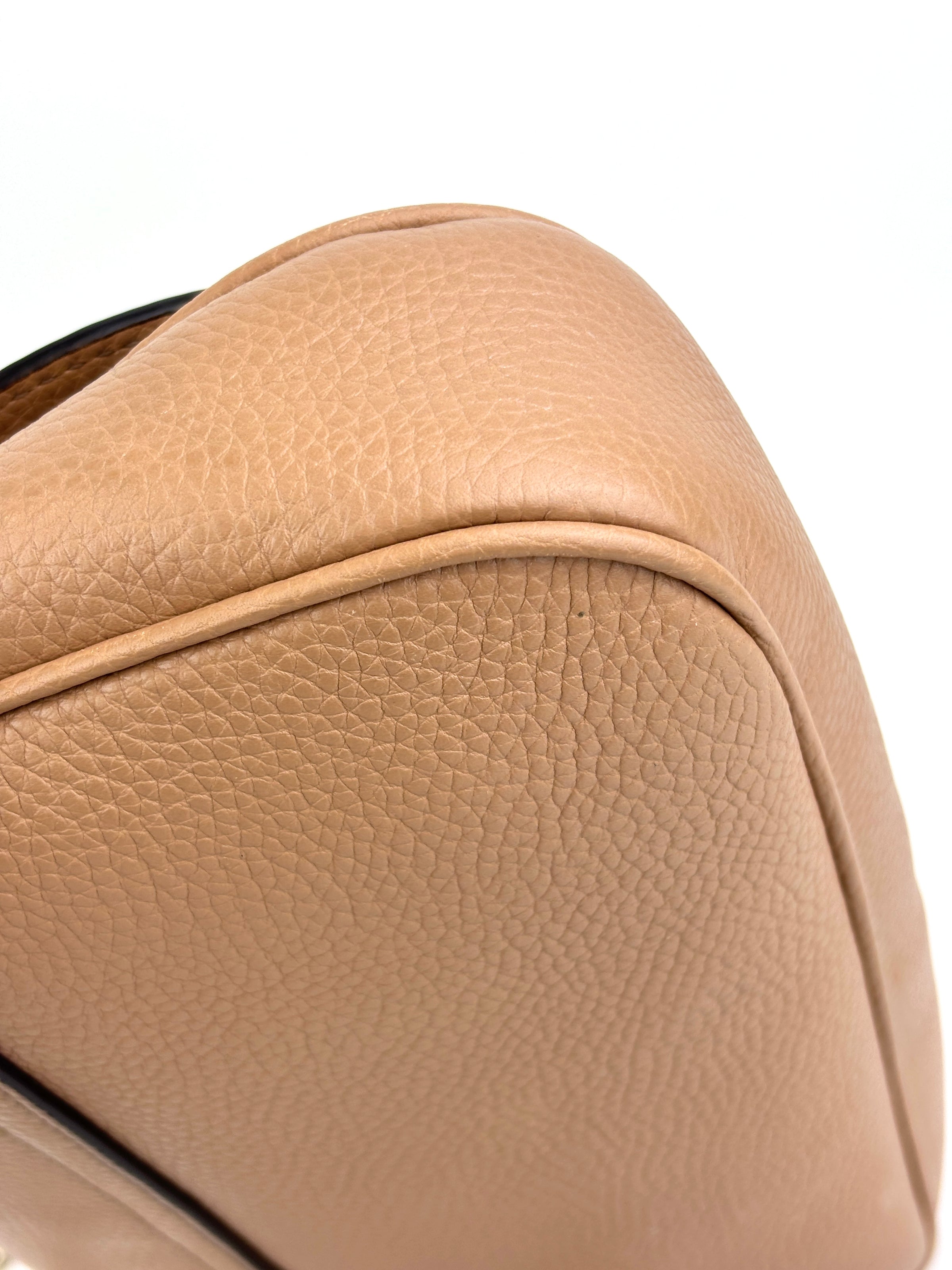 Soho Interlocking G Chain Shoulder Bag Camelia Beige - Glampot