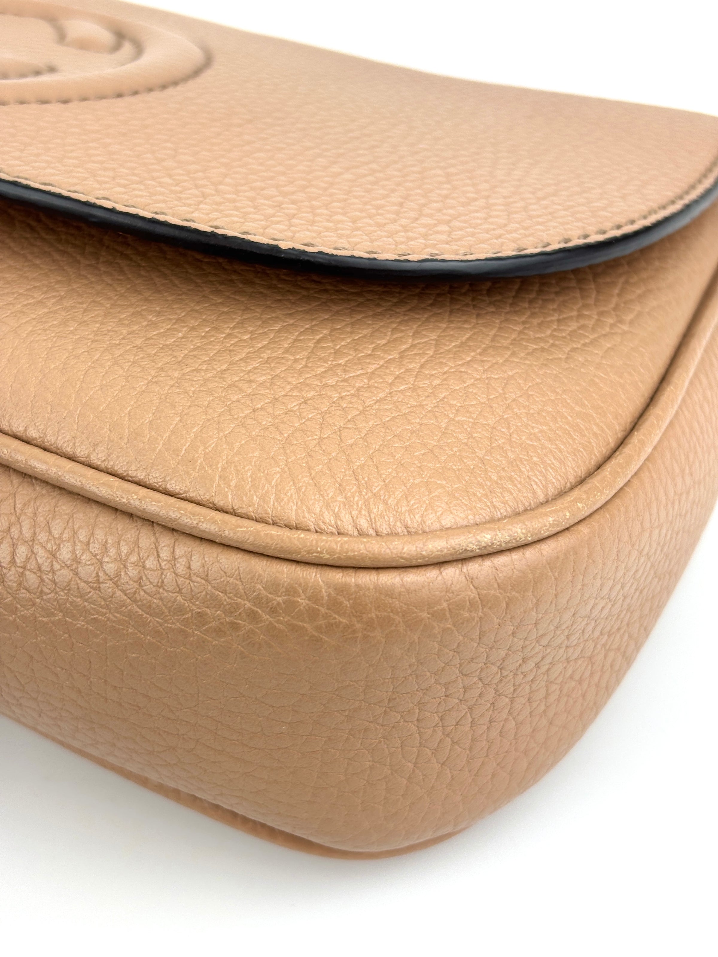 Soho Interlocking G Chain Shoulder Bag Camelia Beige - Glampot