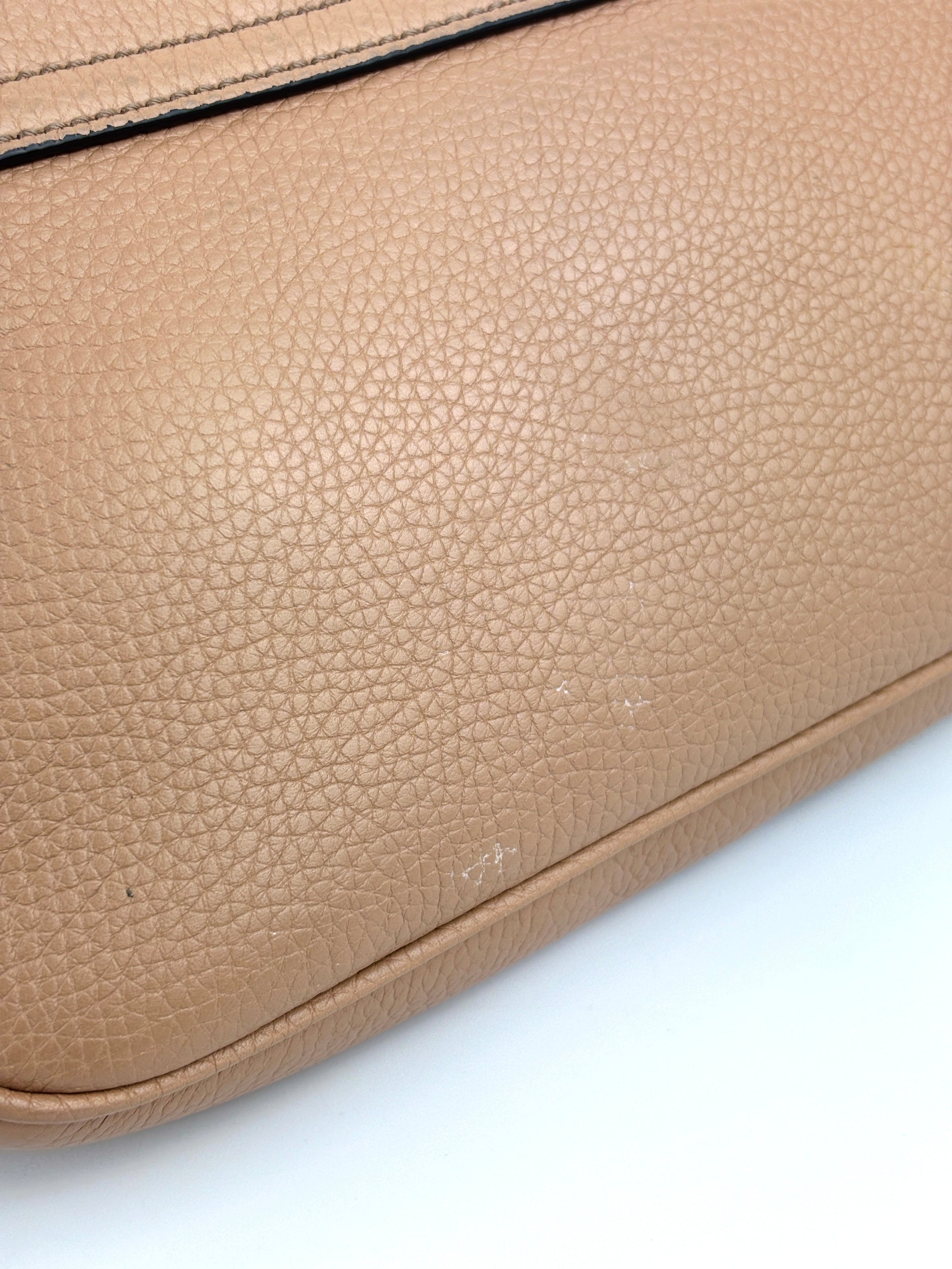 Soho Interlocking G Chain Shoulder Bag Camelia Beige - Glampot