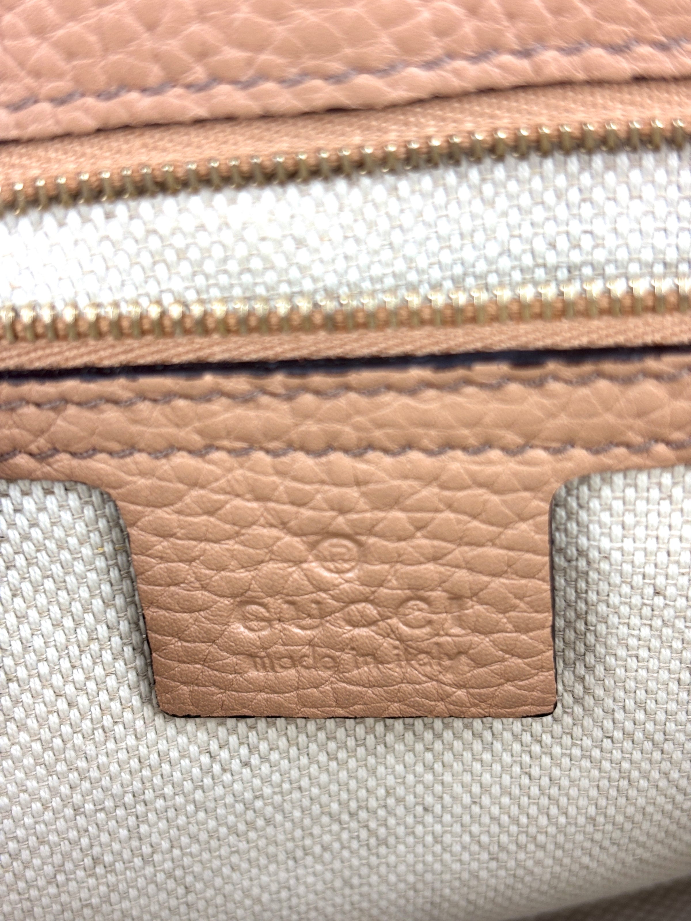 Soho Interlocking G Chain Shoulder Bag Camelia Beige - Glampot