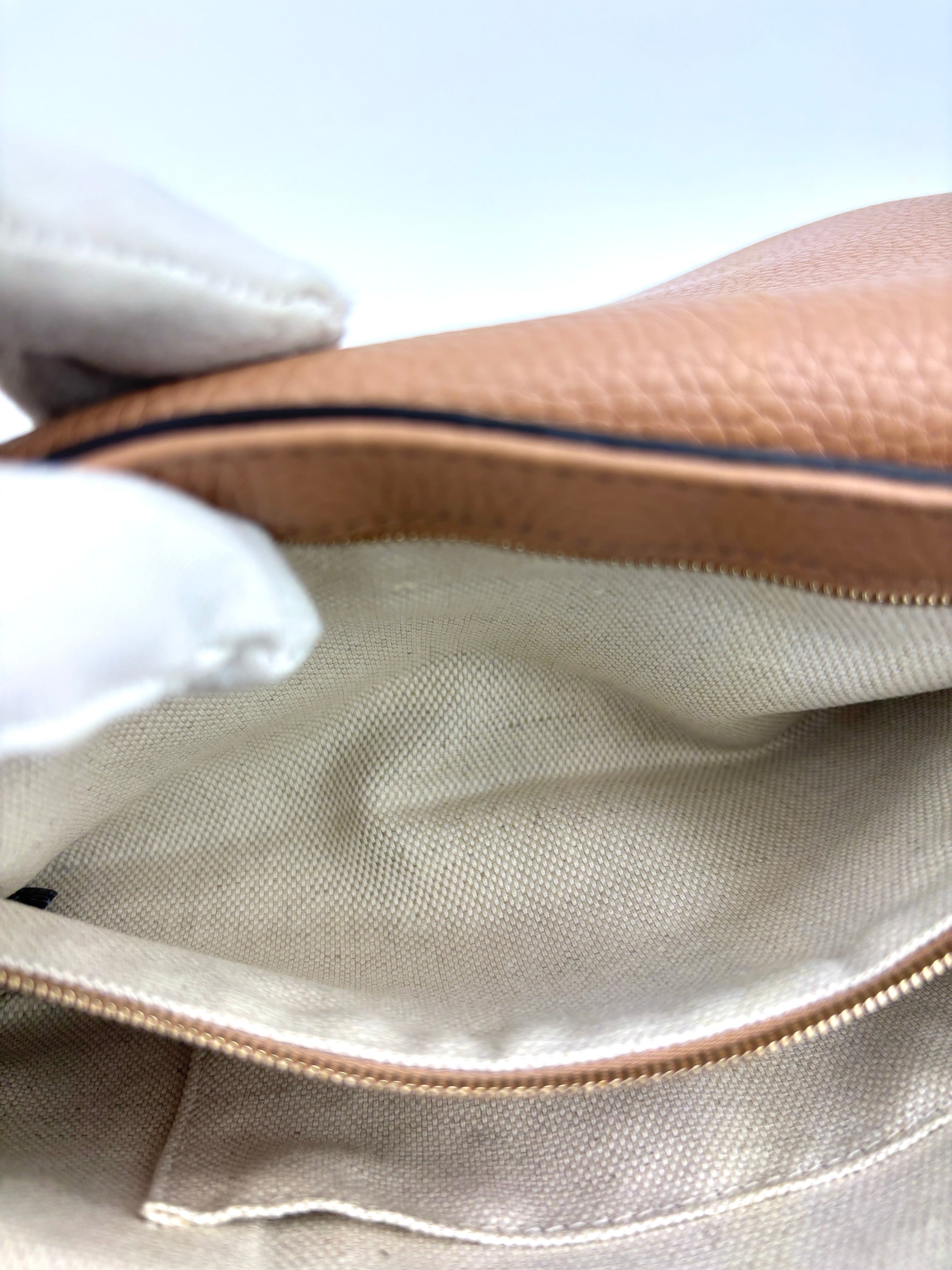 Soho Interlocking G Chain Shoulder Bag Camelia Beige - Glampot