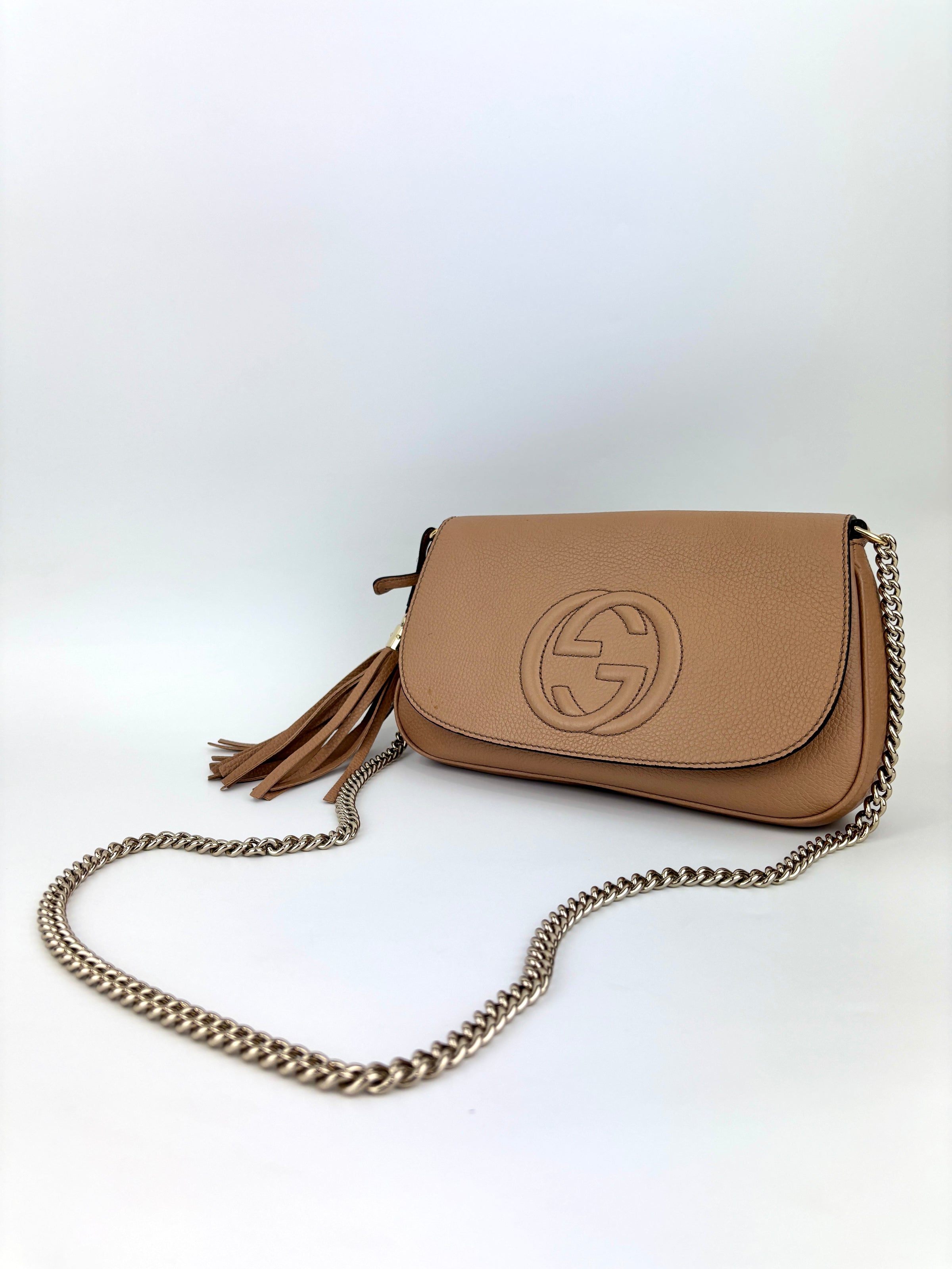 Soho Interlocking G Chain Shoulder Bag Camelia Beige - Glampot