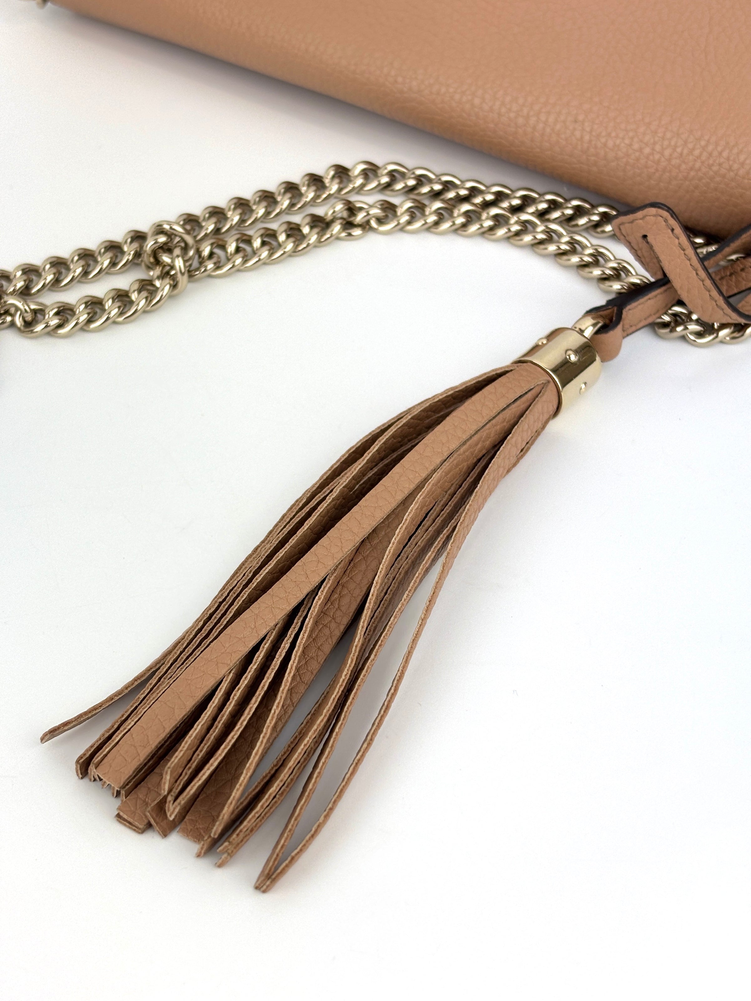 Soho Interlocking G Chain Shoulder Bag Camelia Beige - Glampot