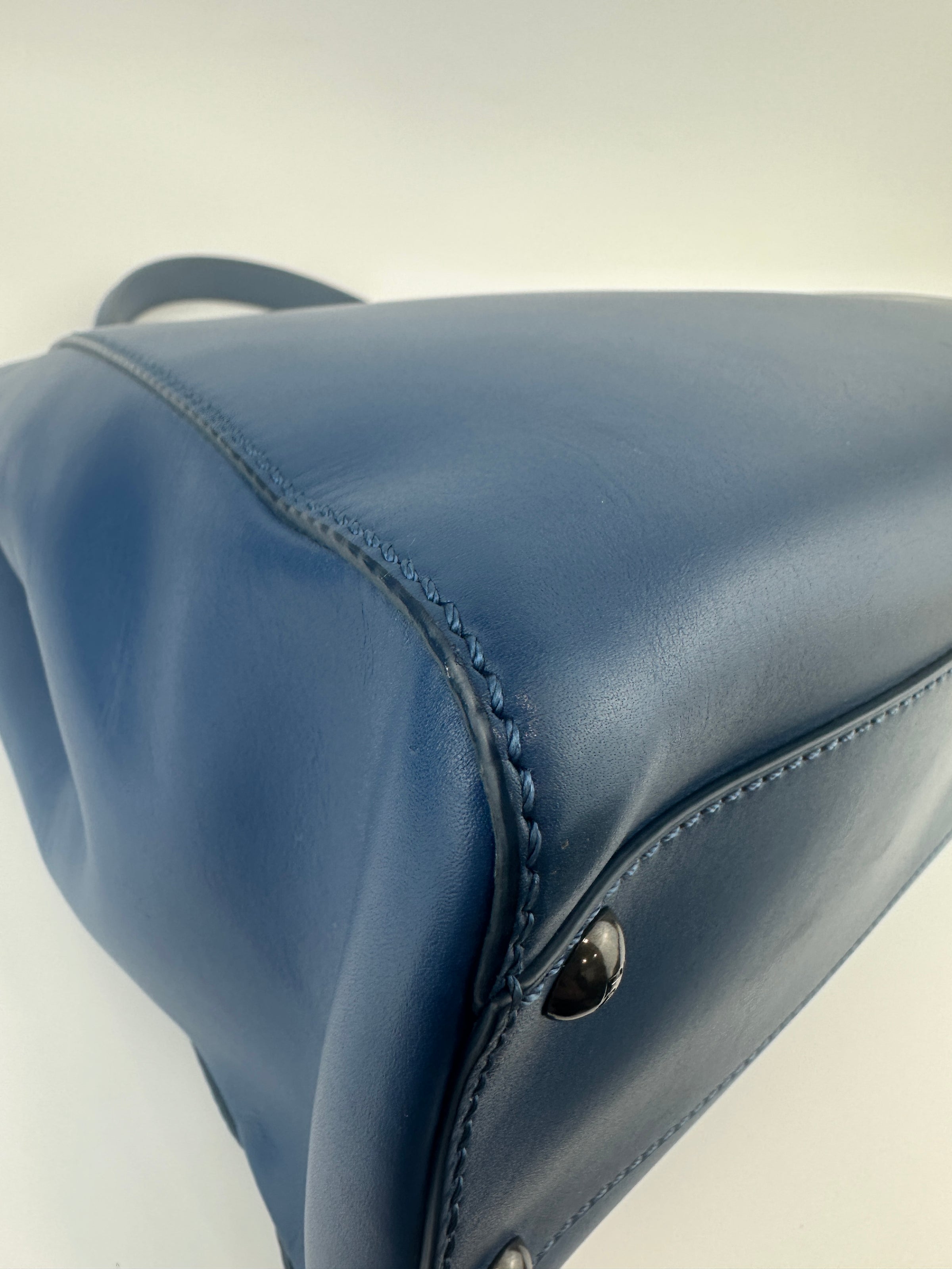 8BN226 Regular Peekaboo Blue Smooth Leather Bag