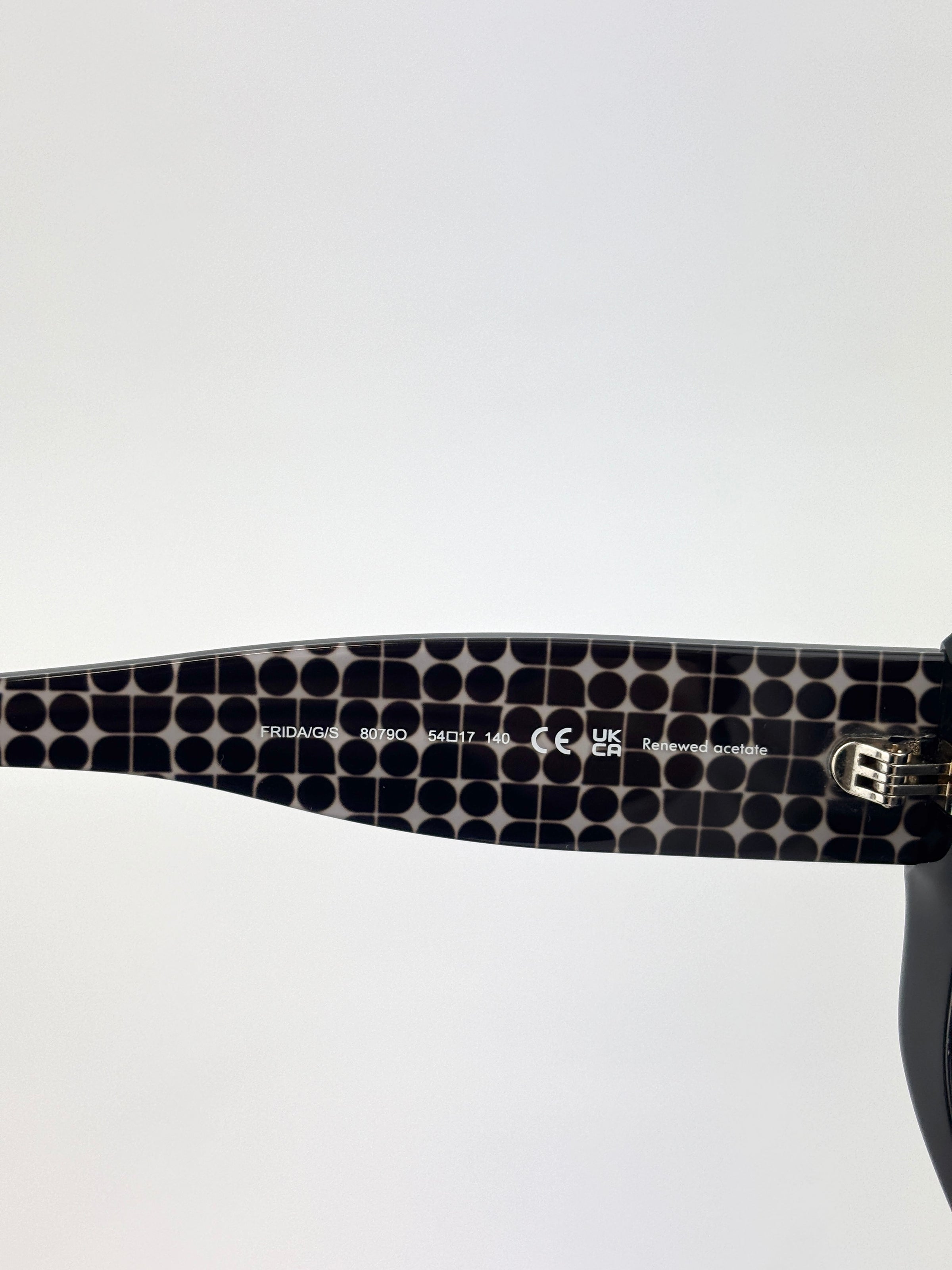 FRIDA/G/S Women’s Sunglasses in Black/White - Glampot