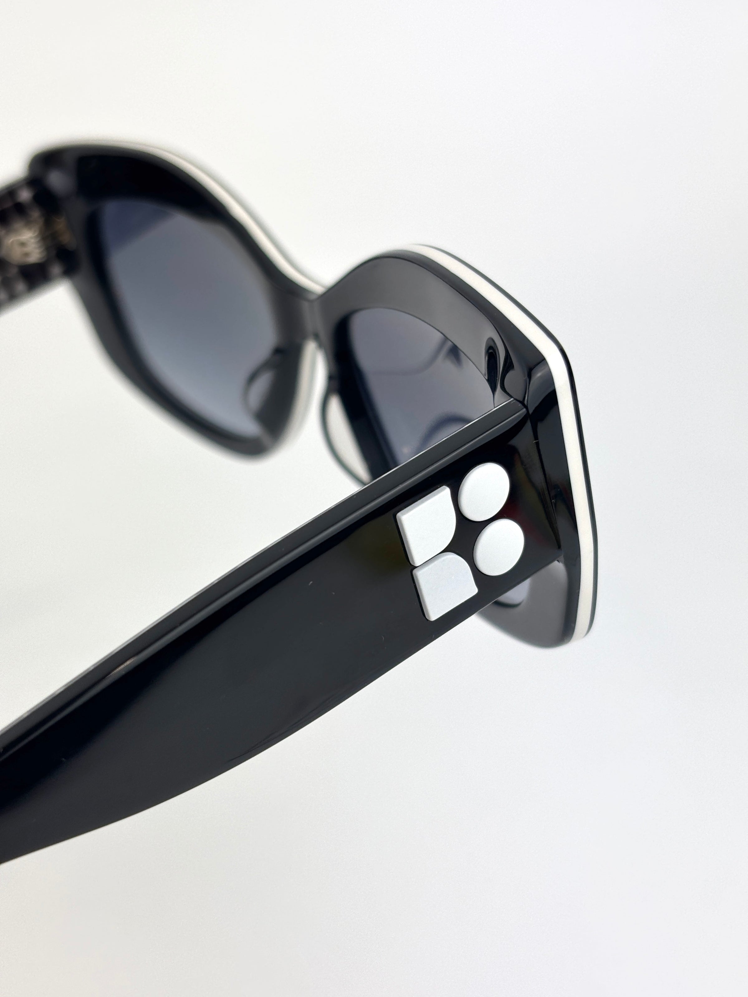FRIDA/G/S Women’s Sunglasses in Black/White - Glampot