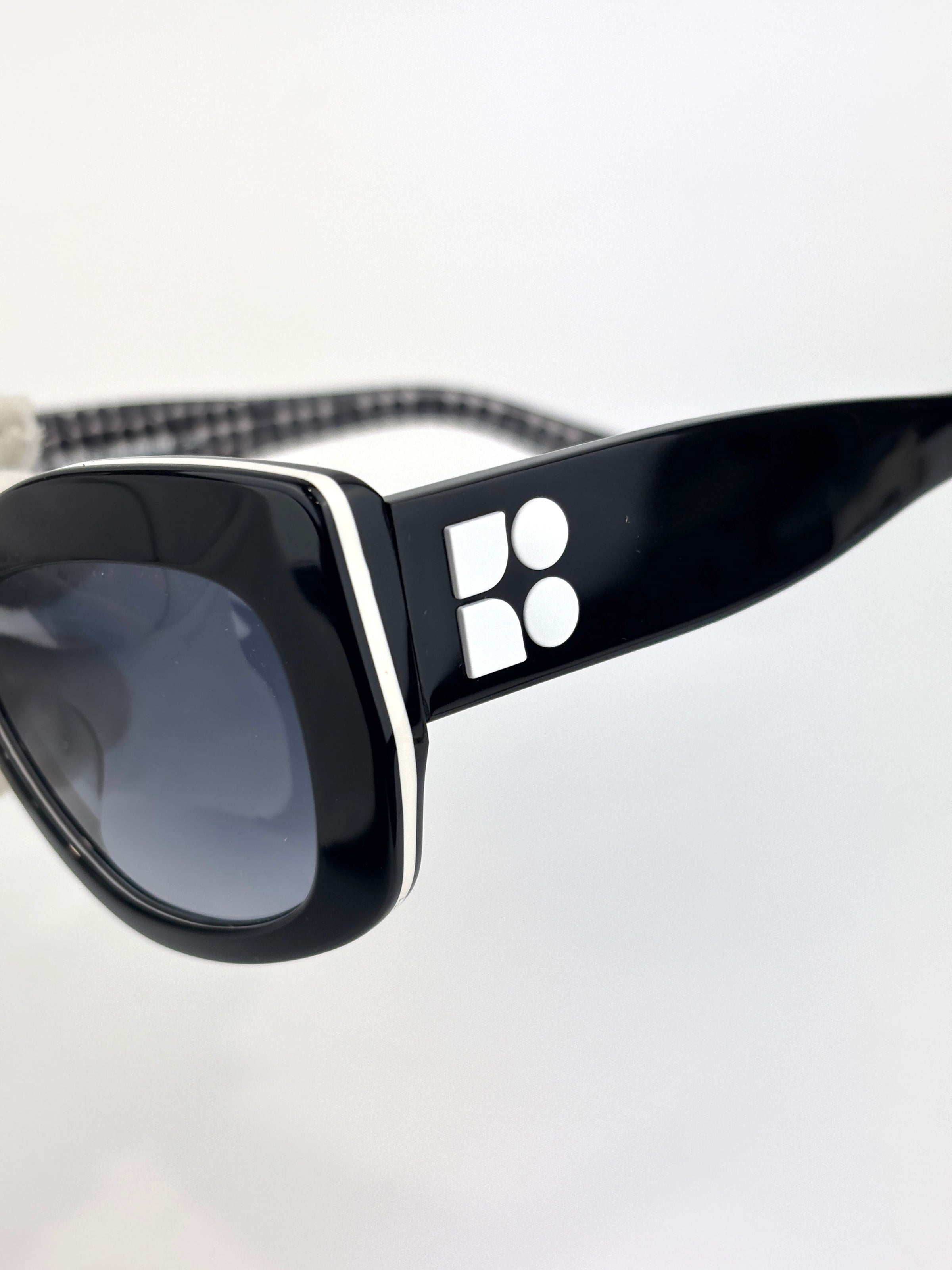 FRIDA/G/S Women’s Sunglasses in Black/White - Glampot