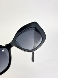 FRIDA/G/S Women’s Sunglasses in Black/White - Glampot