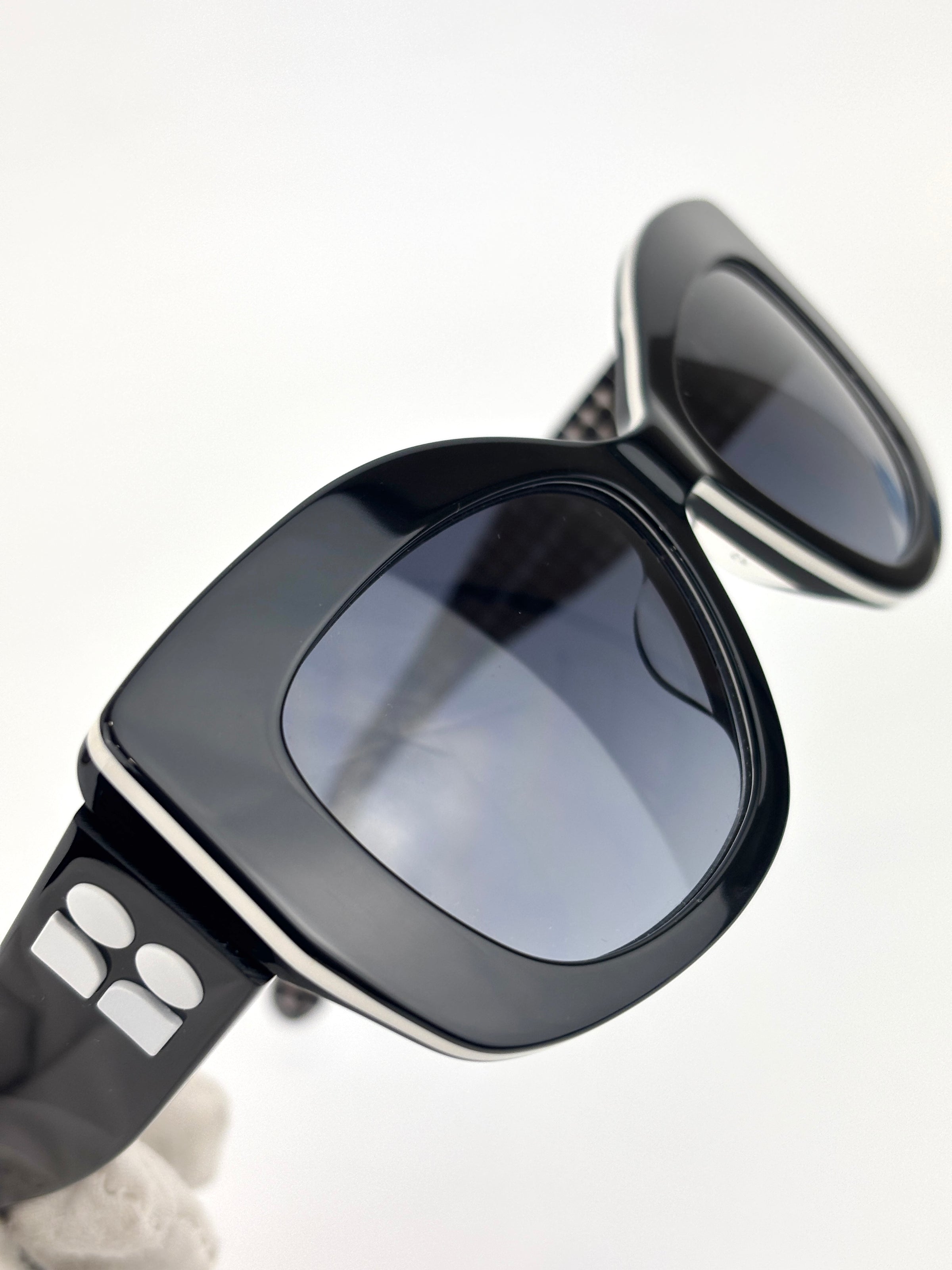 FRIDA/G/S Women’s Sunglasses in Black/White - Glampot