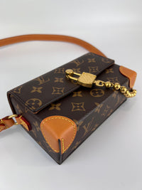 M14738 Steamer Wearable Wallet