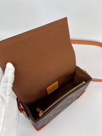 M14738 Steamer Wearable Wallet