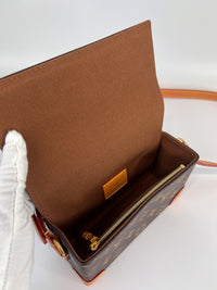 M14738 Steamer Wearable Wallet
