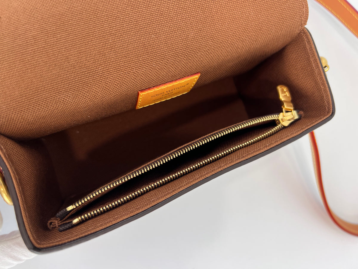 M14738 Steamer Wearable Wallet